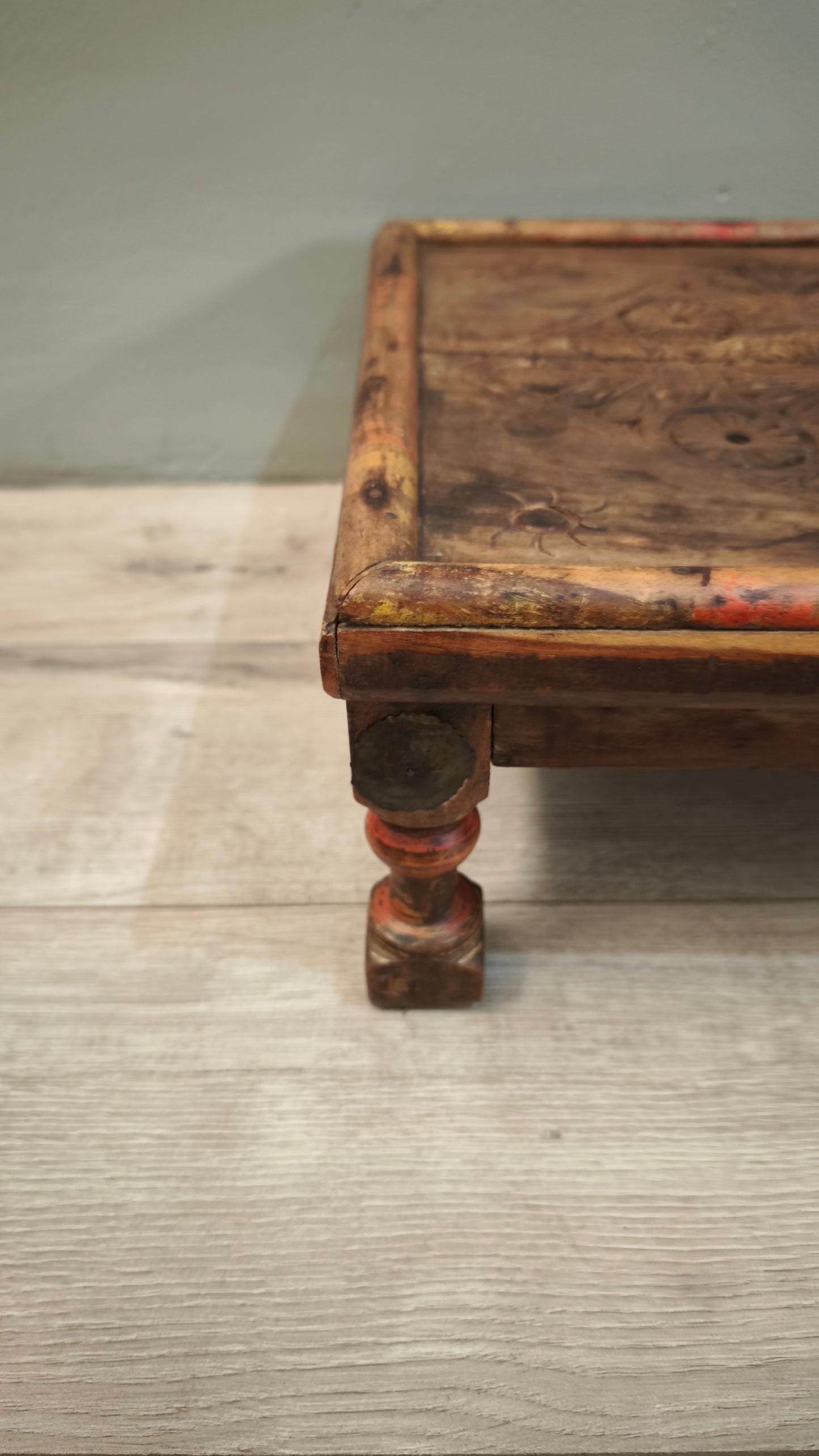 86666 Tavolino etnico in legno