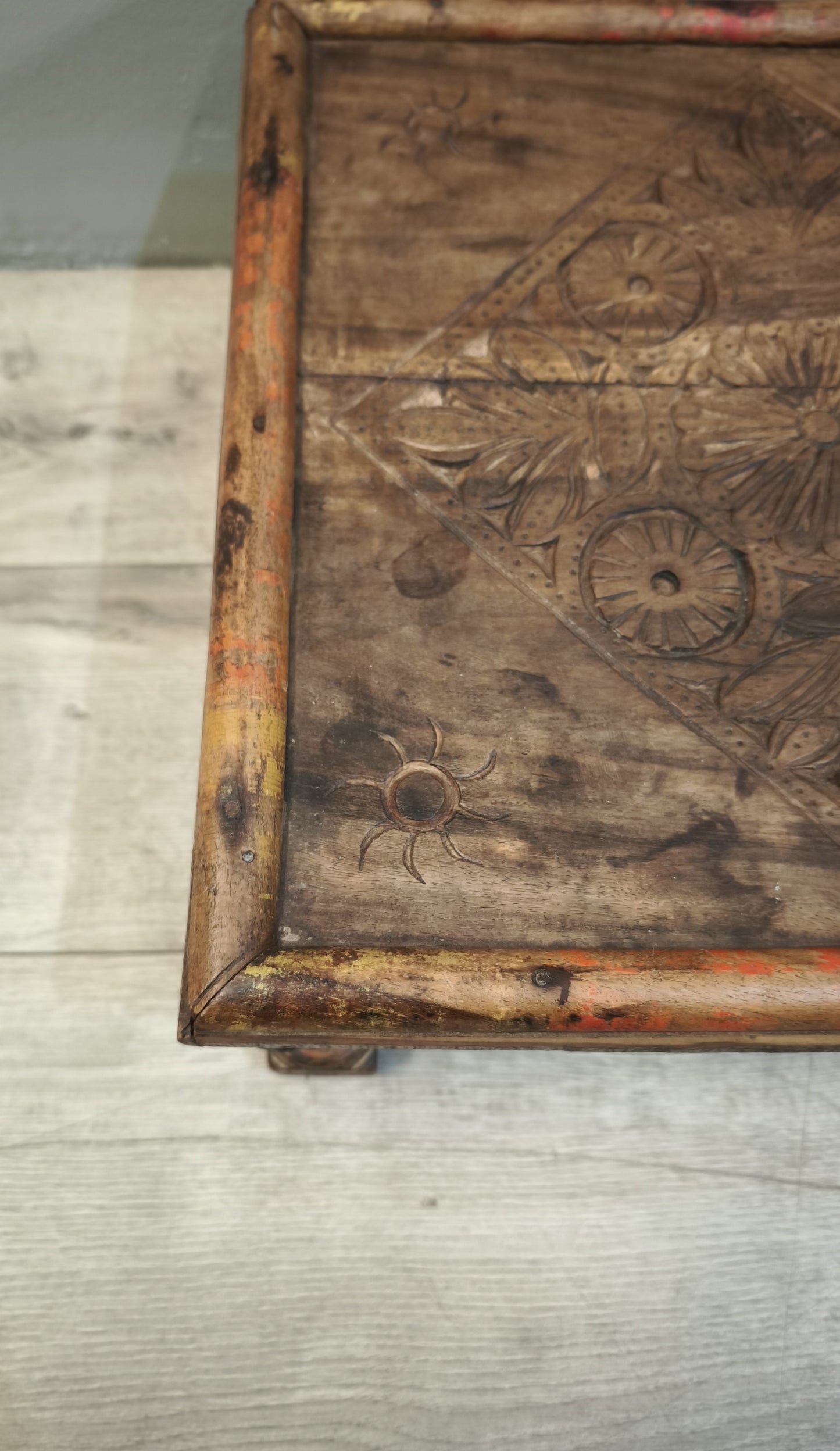 86666 Tavolino etnico in legno