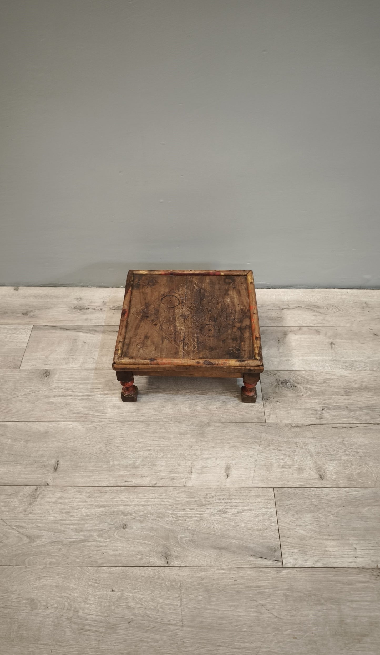 86666 Tavolino etnico in legno