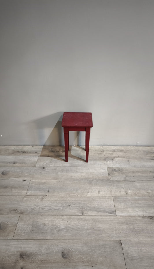 86714 Sgabello rosso in legno