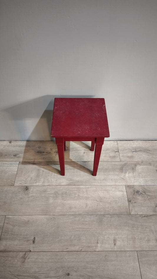 86714 Sgabello rosso in legno