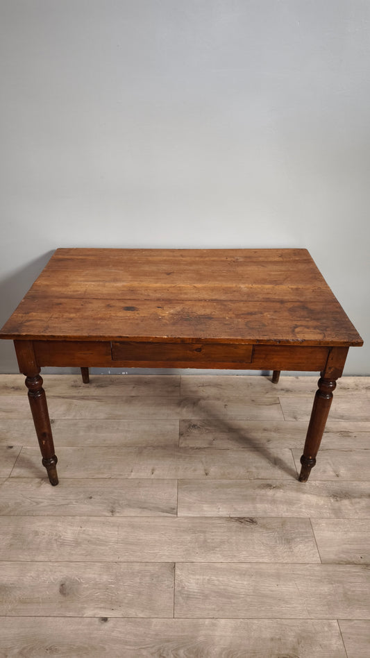 86839 Tavolo rustico in legno con un cassetto frontale