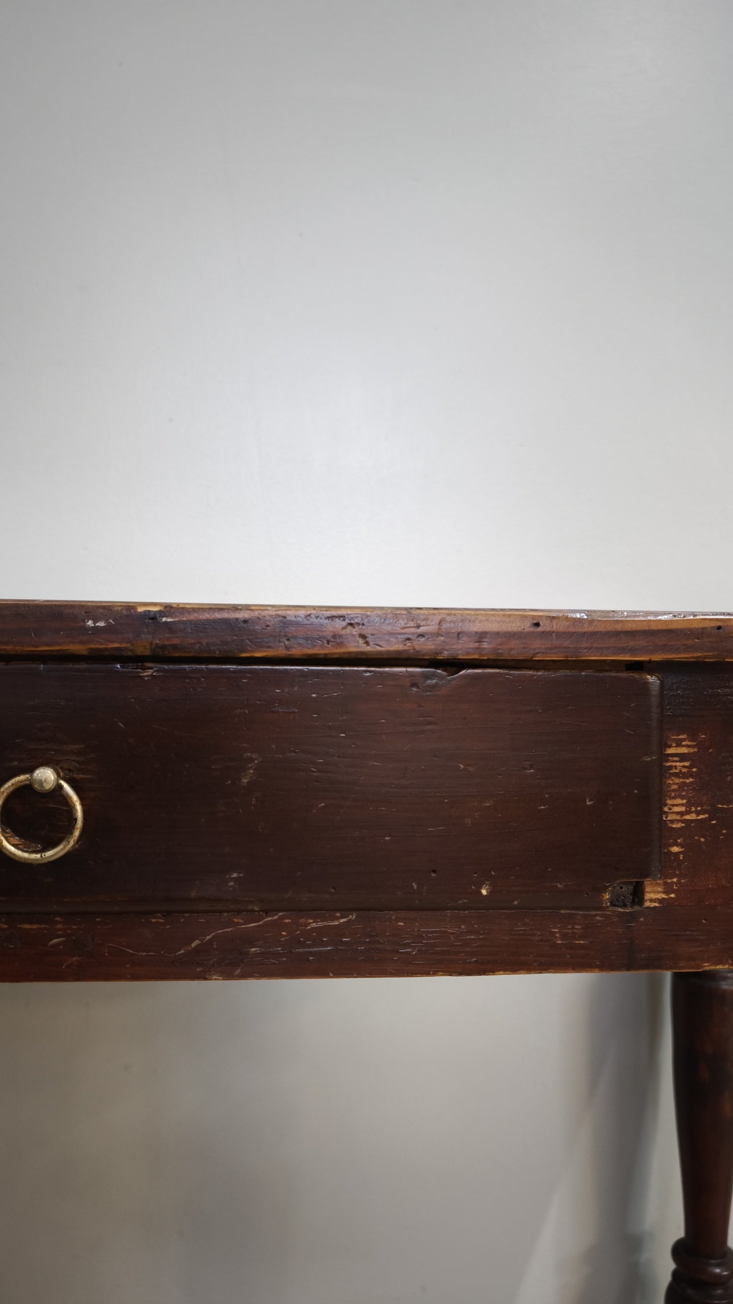 86843 Tavolo in legno con cassetto