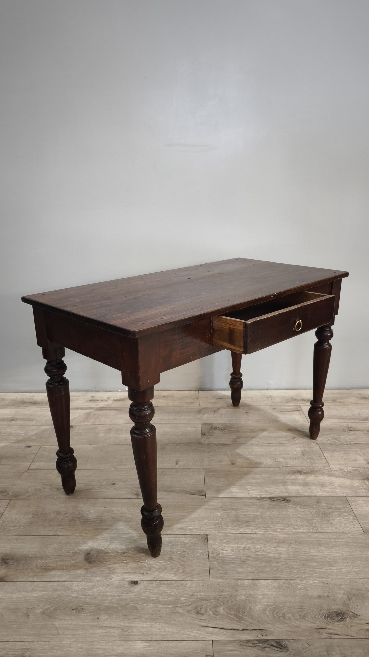 86843 Tavolo in legno con cassetto