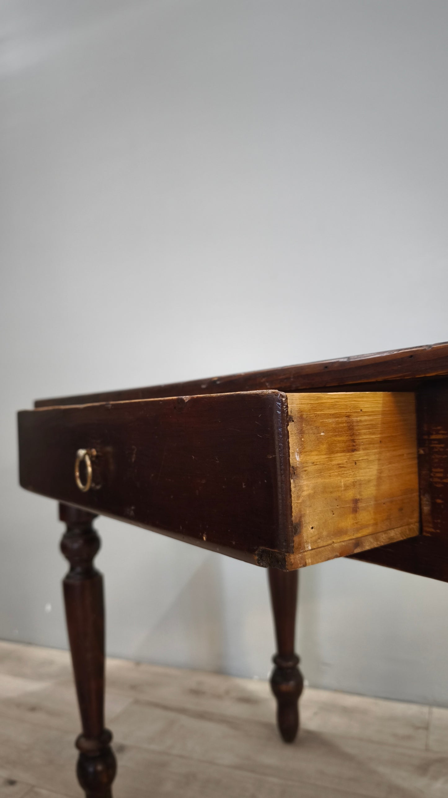 86843 Tavolo in legno con cassetto