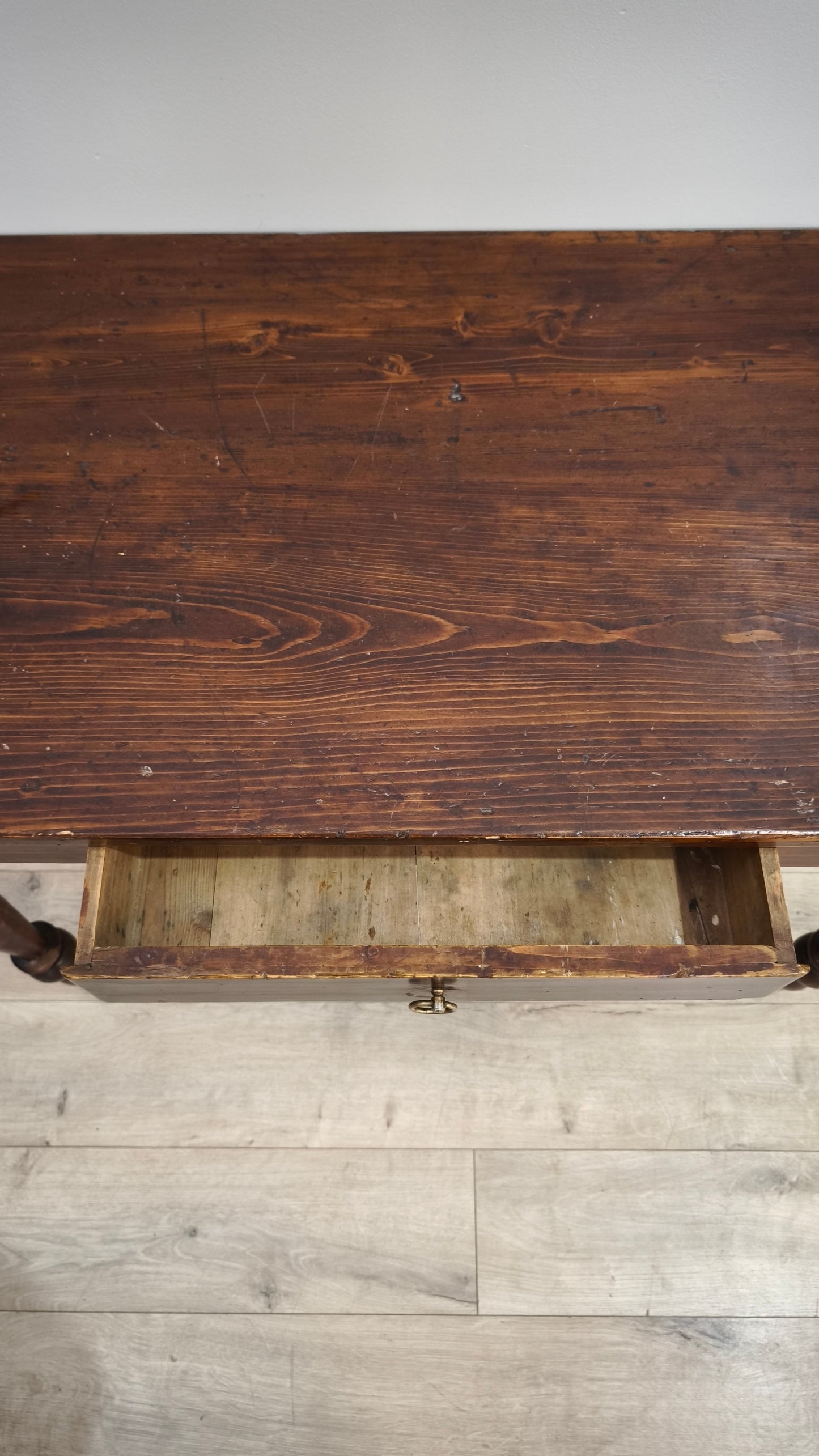 86843 Tavolo in legno con cassetto