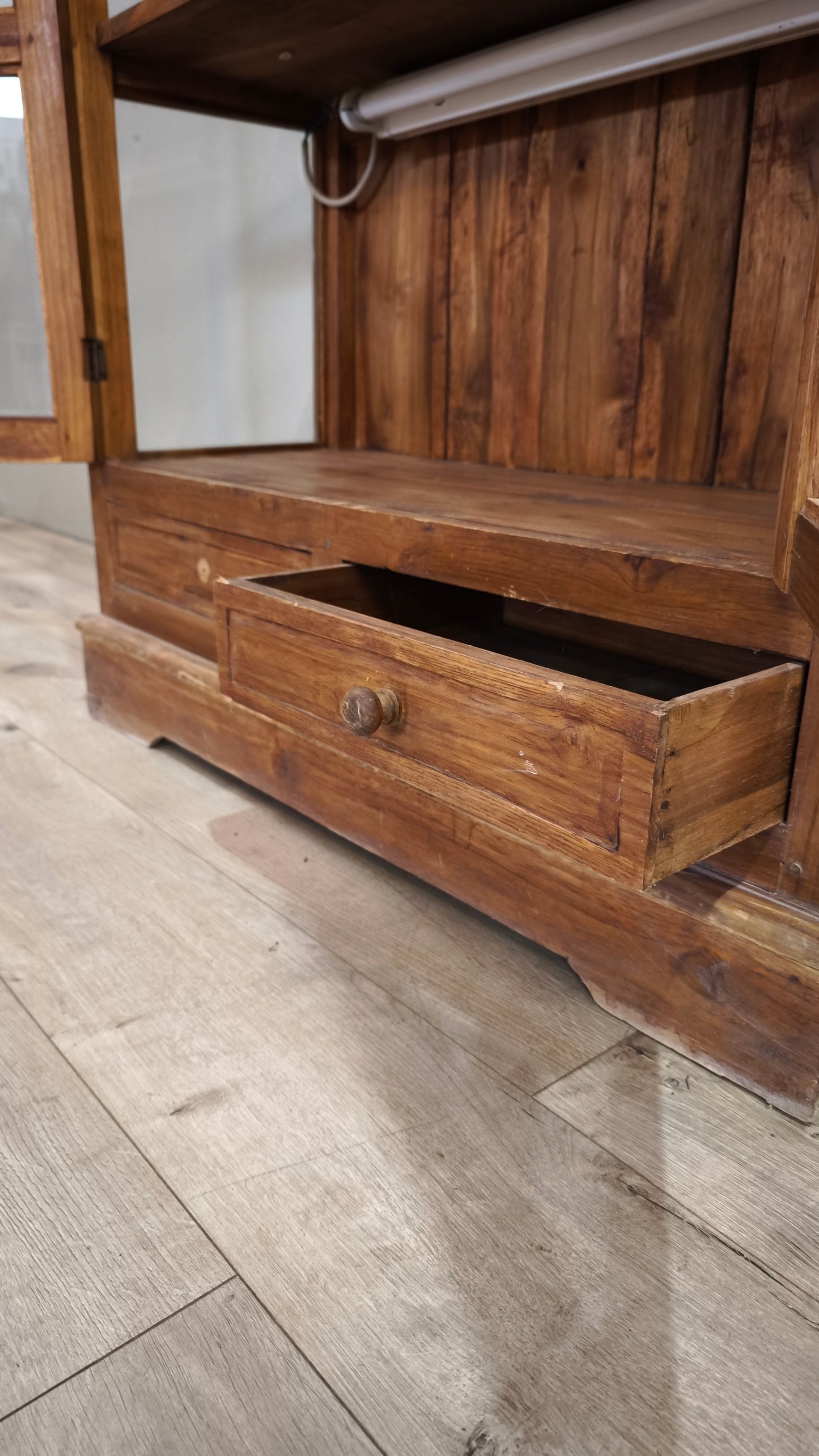 86788 Vetrina due ante in legno di teak