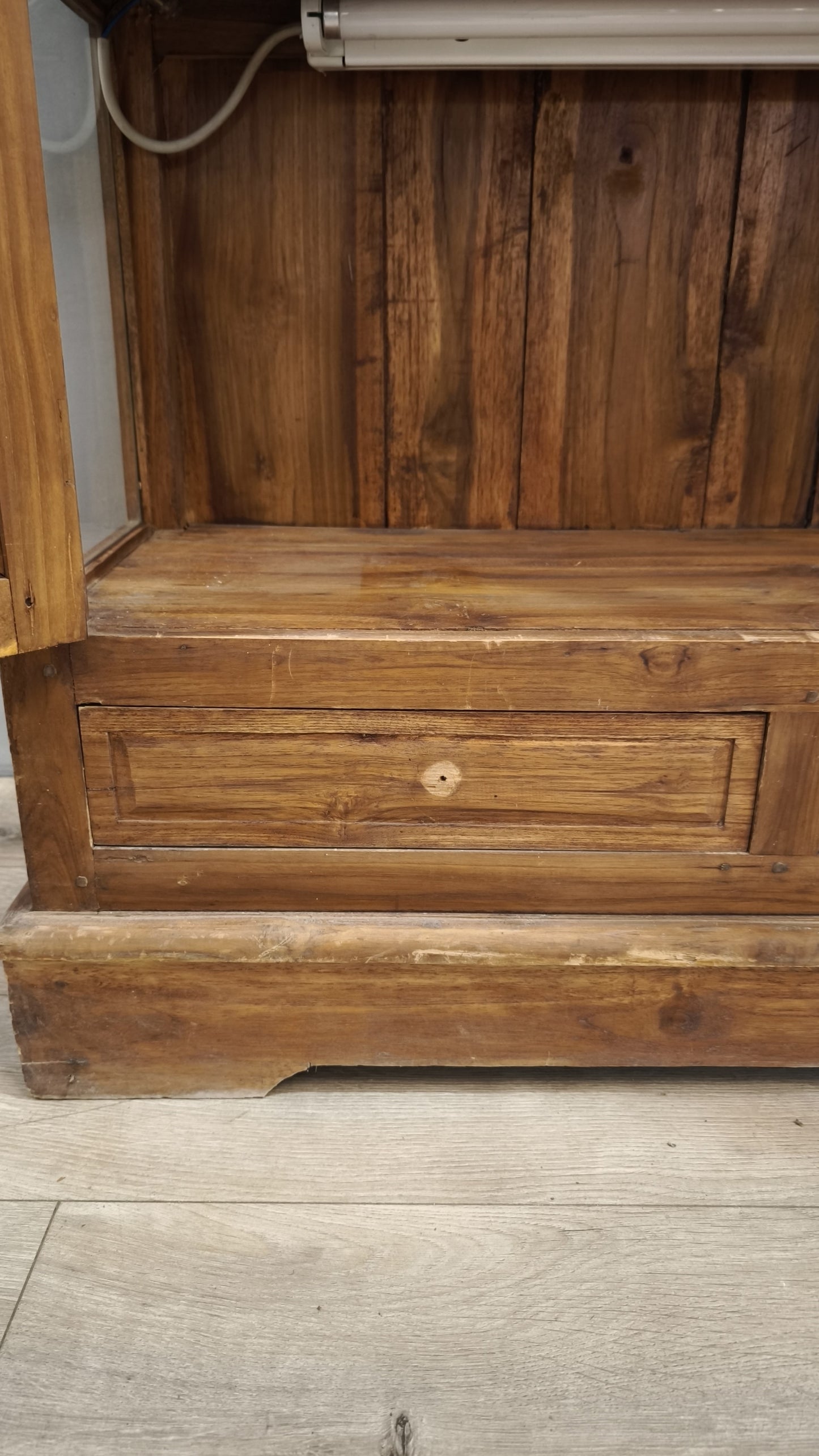 86788 Vetrina due ante in legno di teak
