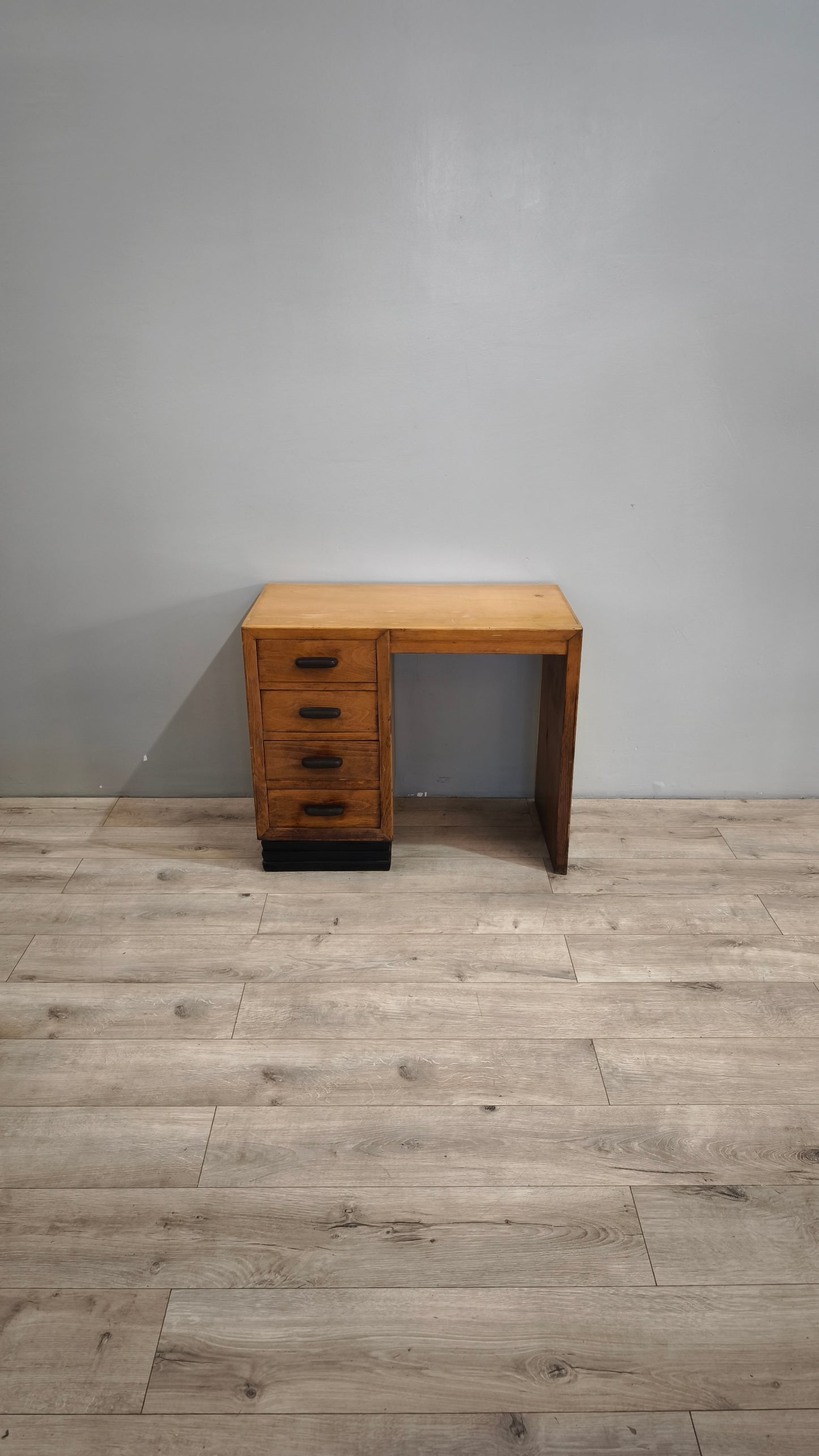 86856 Scrivania in legno con quattro cassetti laterali