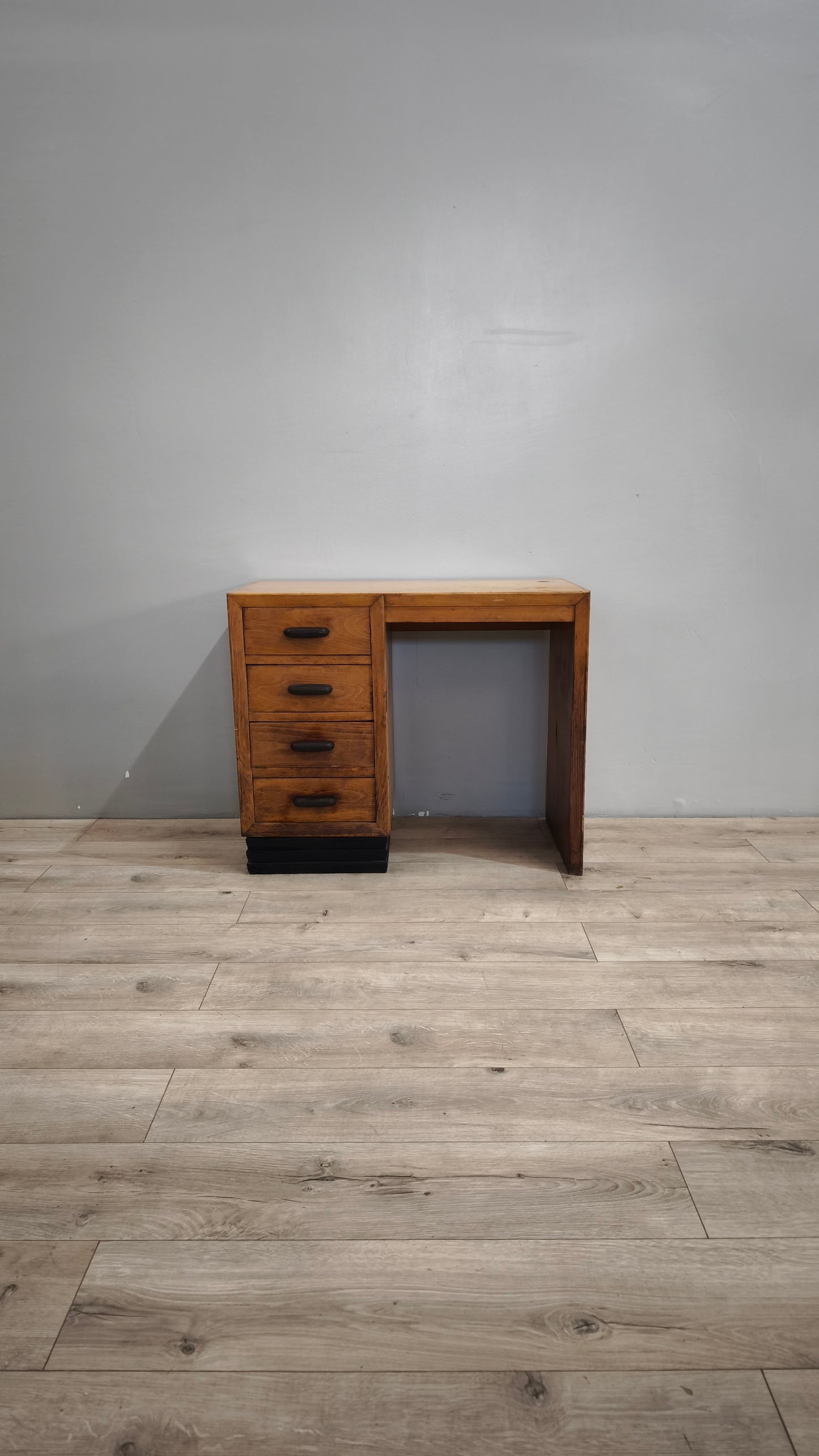 86856 Scrivania in legno con quattro cassetti laterali