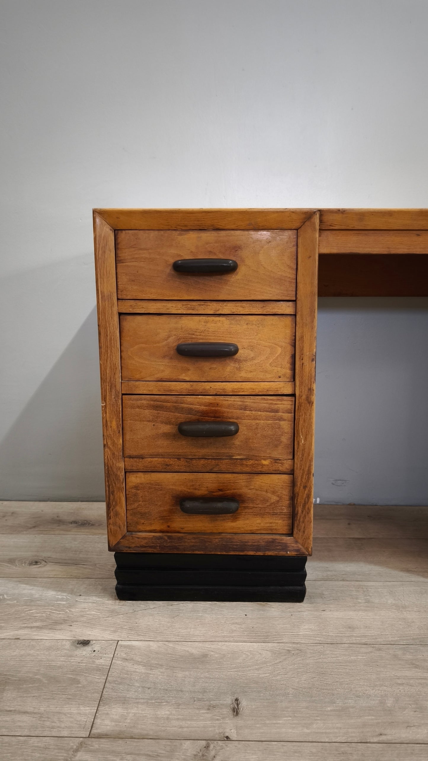 86856 Scrivania in legno con quattro cassetti laterali