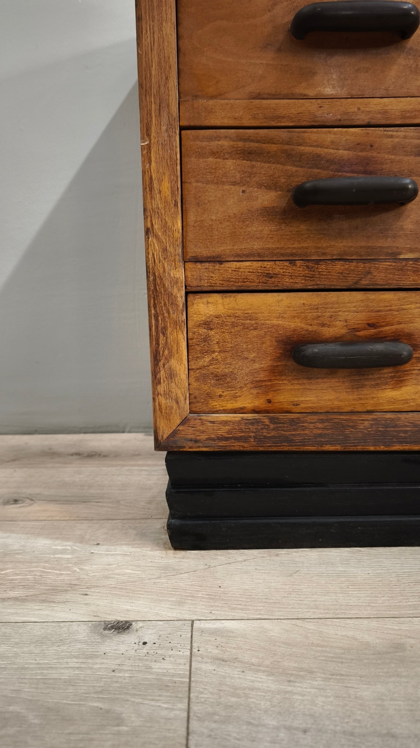 86856 Scrivania in legno con quattro cassetti laterali
