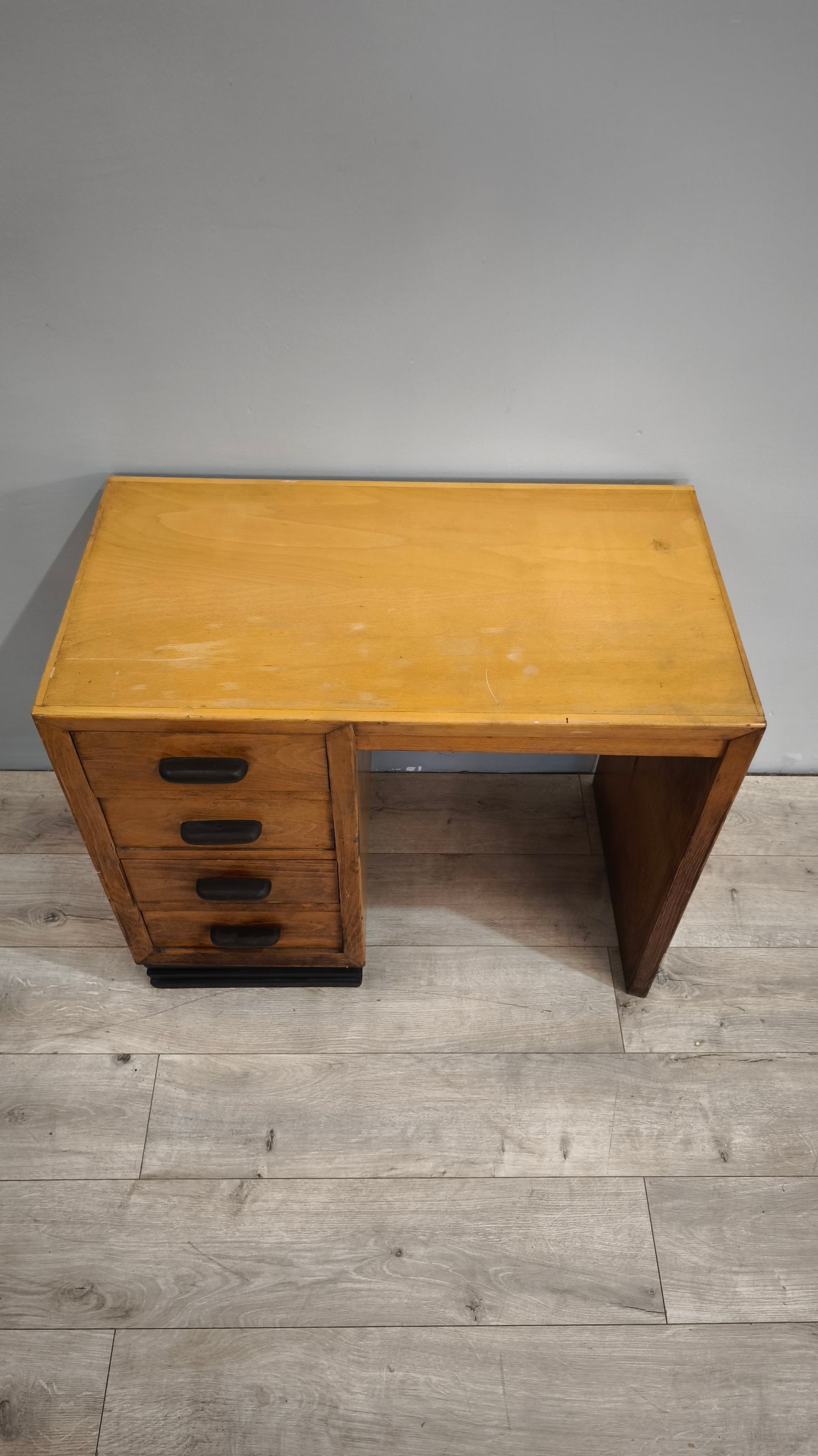86856 Scrivania in legno con quattro cassetti laterali