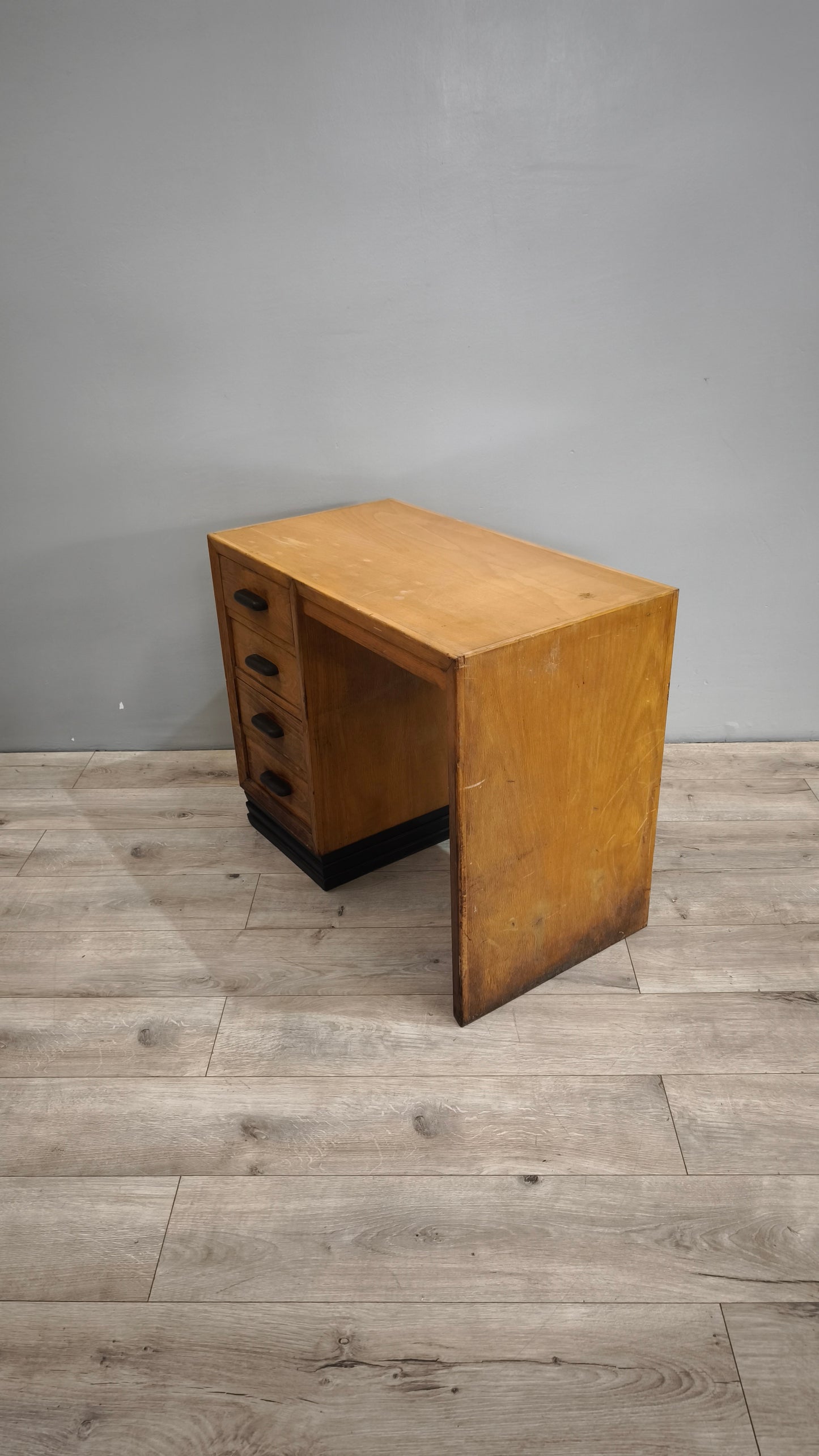 86856 Scrivania in legno con quattro cassetti laterali