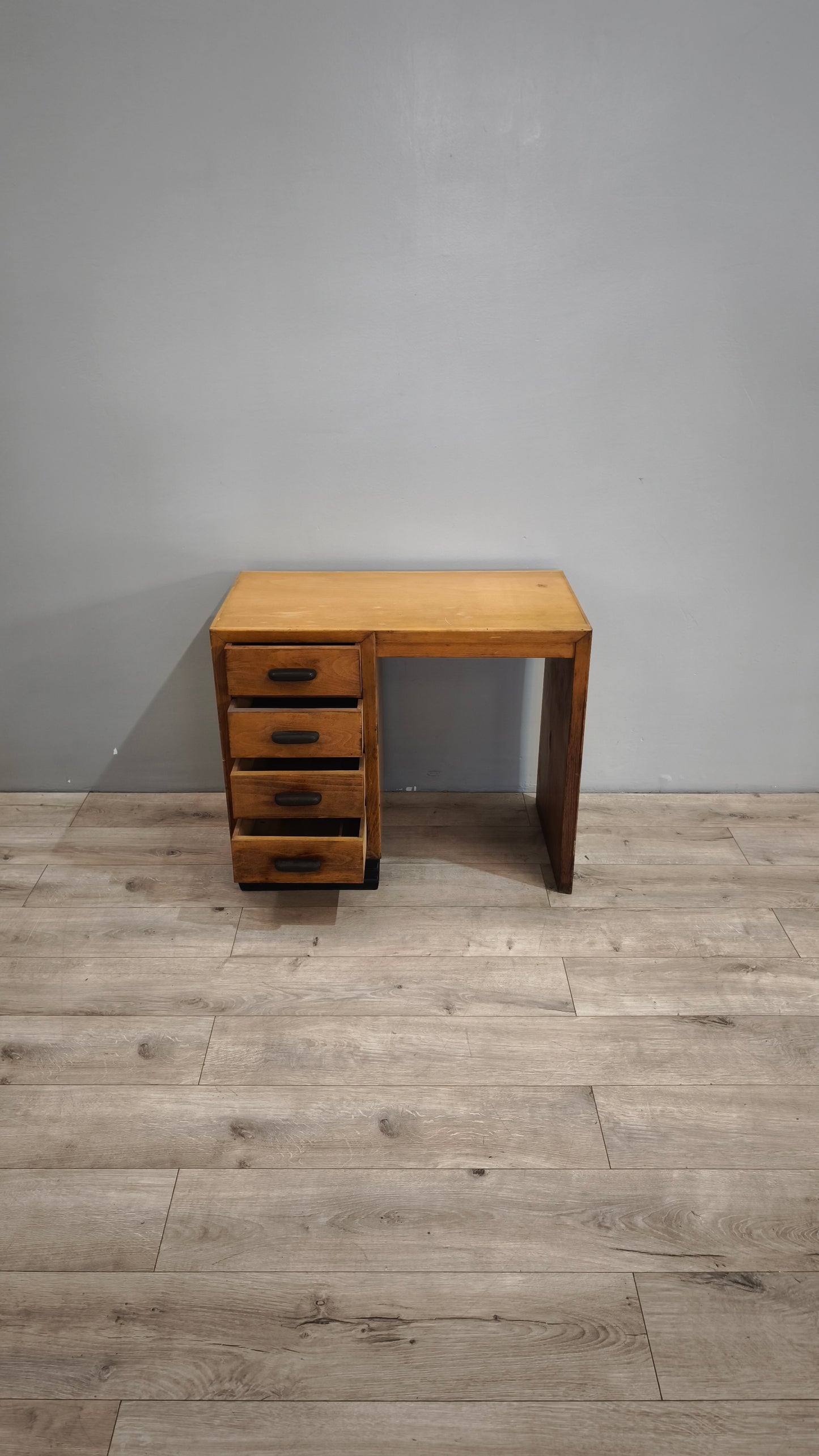 86856 Scrivania in legno con quattro cassetti laterali