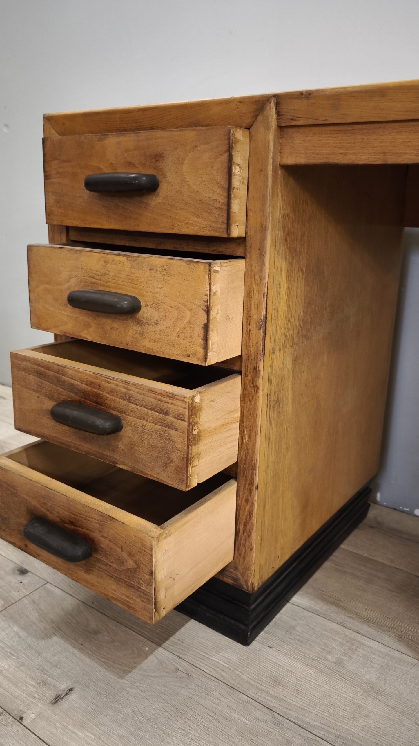 86856 Scrivania in legno con quattro cassetti laterali