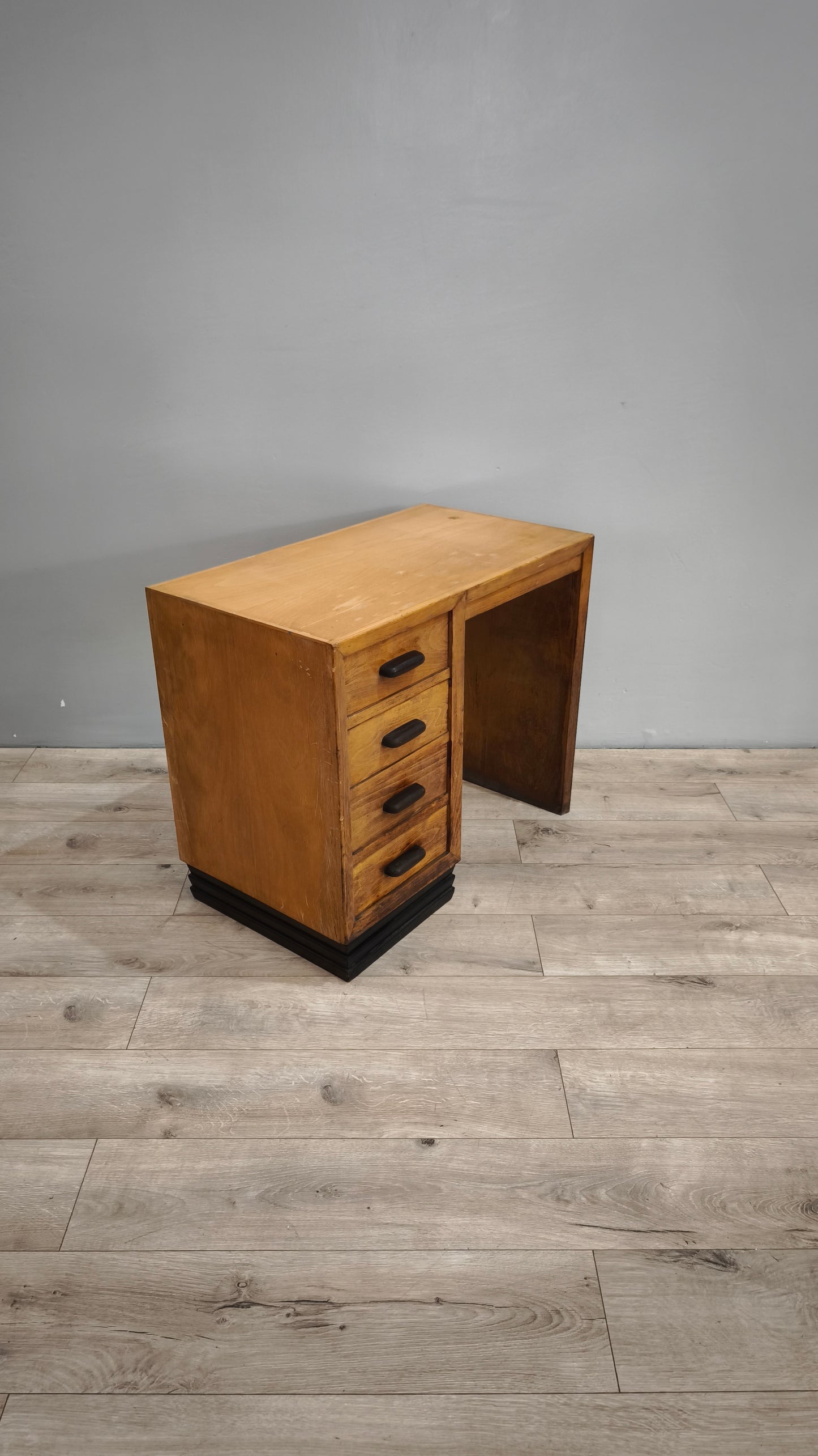 86856 Scrivania in legno con quattro cassetti laterali