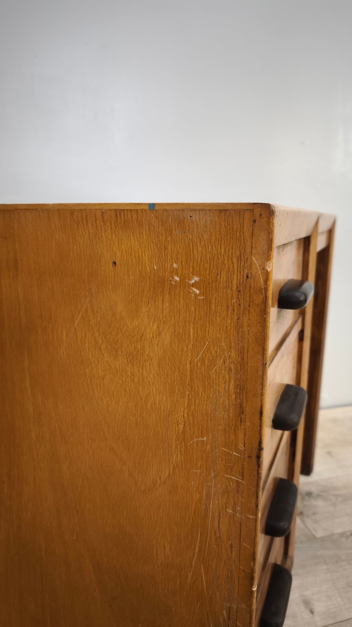 86856 Scrivania in legno con quattro cassetti laterali