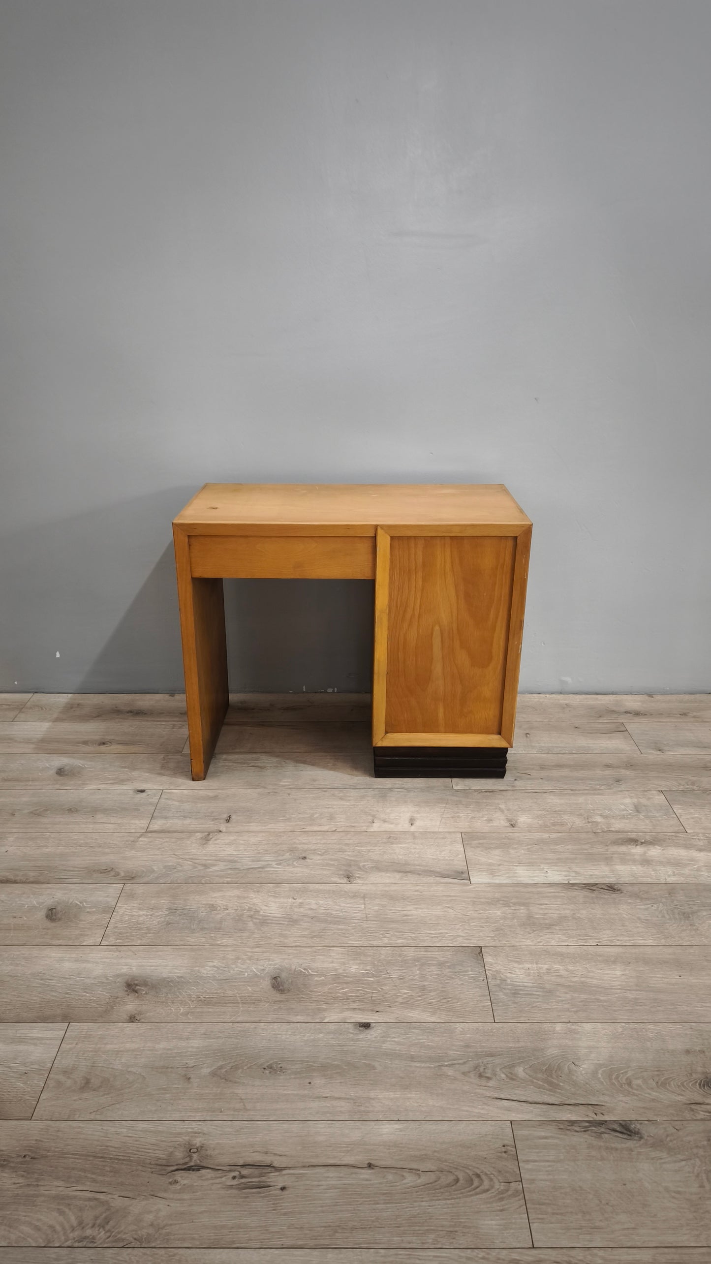 86856 Scrivania in legno con quattro cassetti laterali