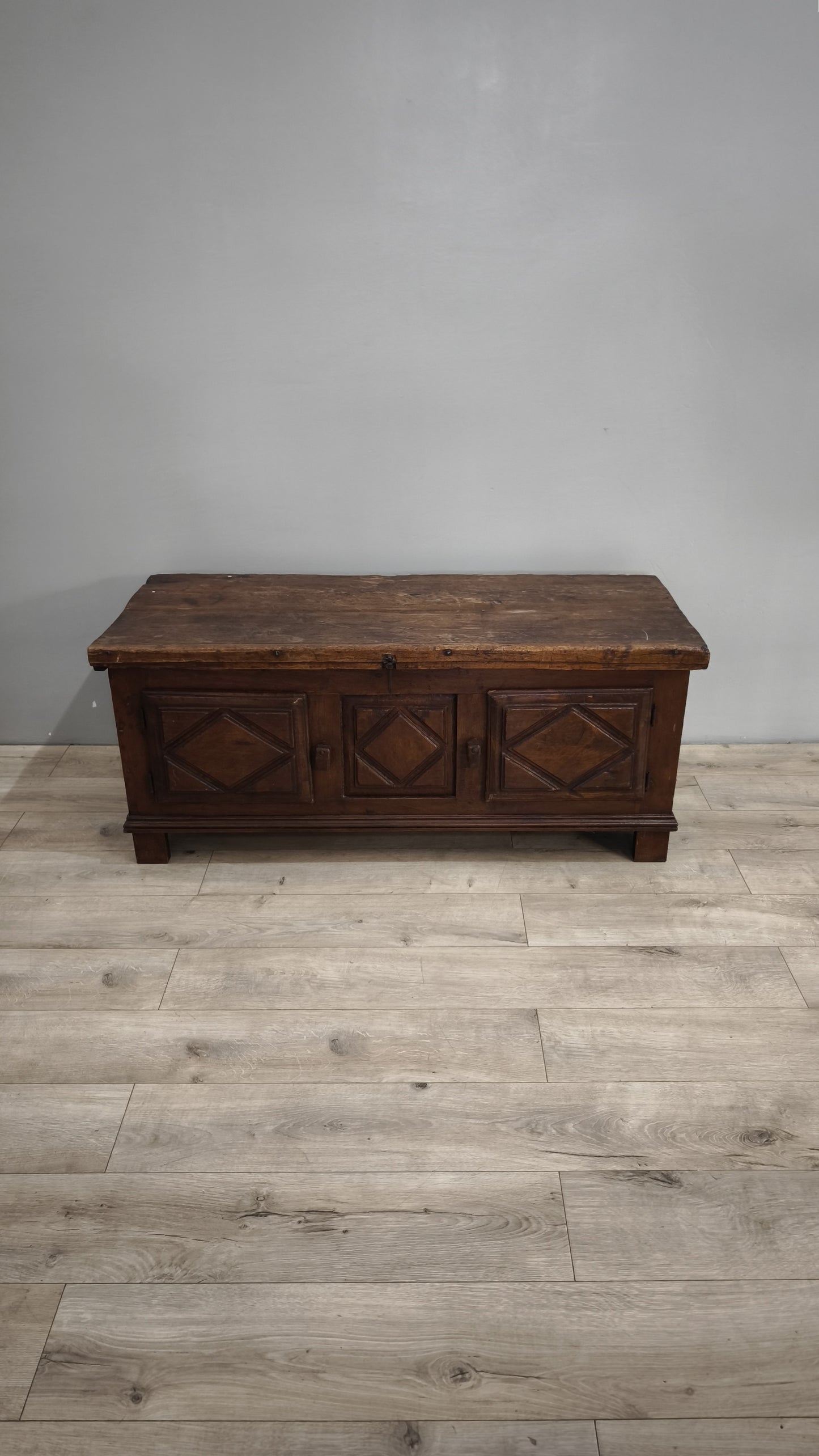 86857 Cassapanca in legno stile arte povera con due sportelli frontali
