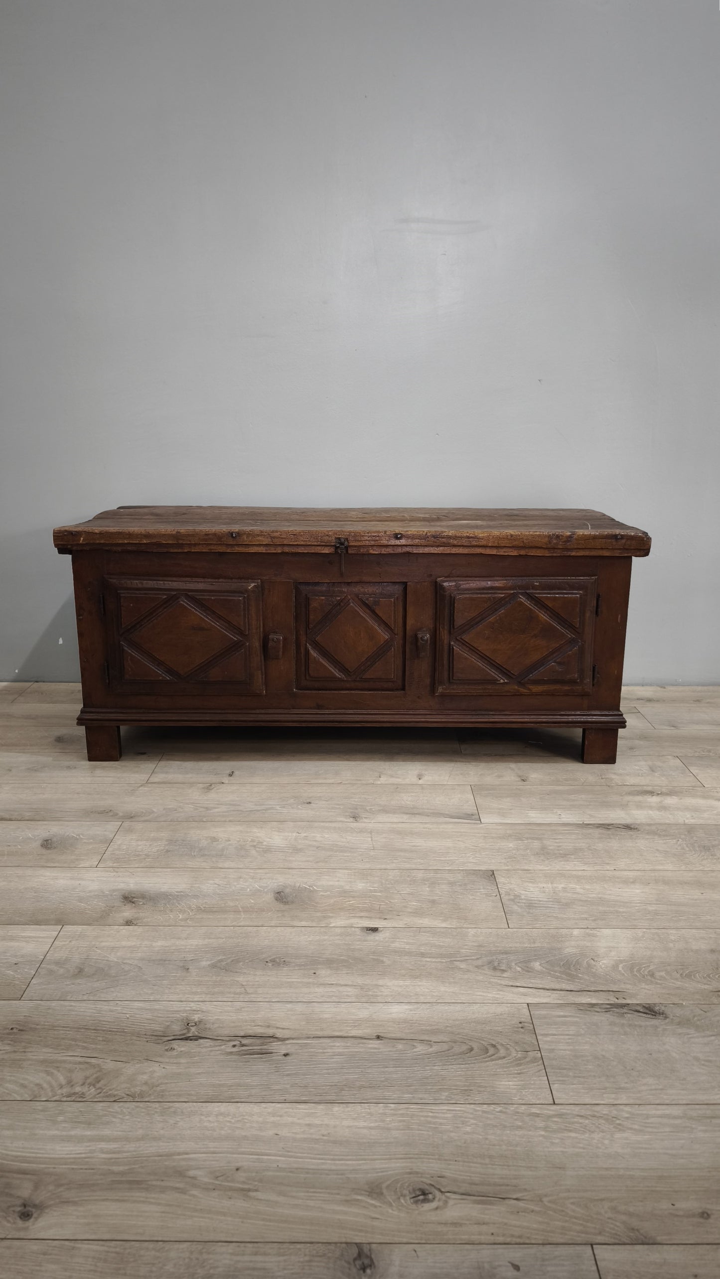 86857 Cassapanca in legno stile arte povera con due sportelli frontali