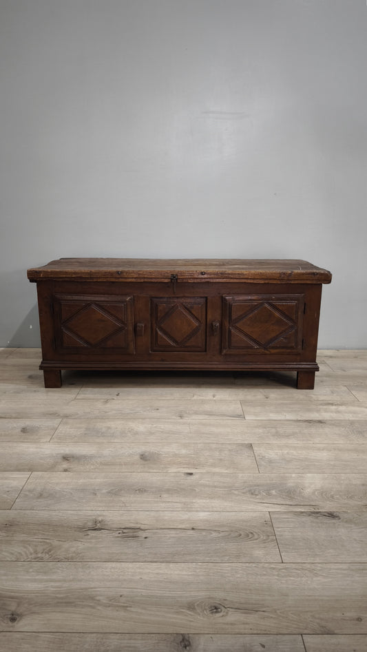 86857 Cassapanca in legno stile arte povera con due sportelli frontali