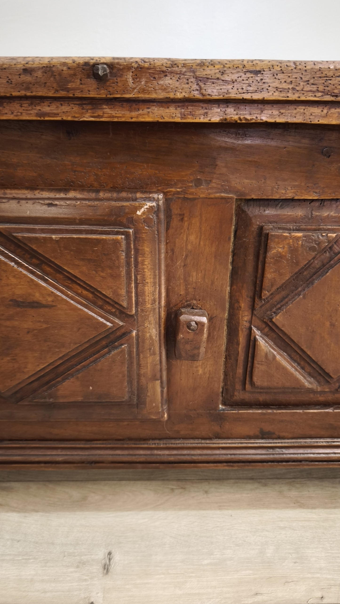 86857 Cassapanca in legno stile arte povera con due sportelli frontali