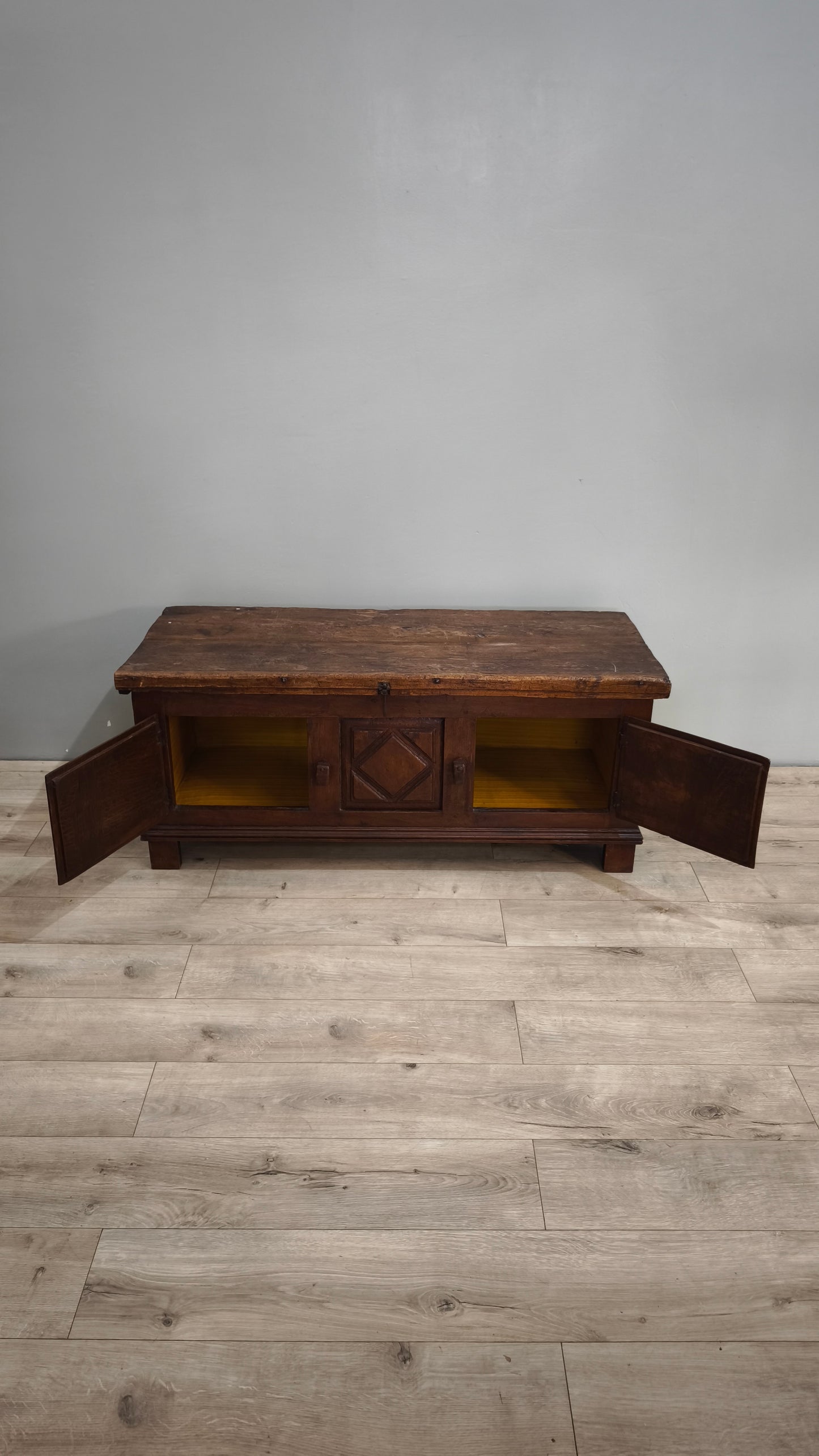 86857 Cassapanca in legno stile arte povera con due sportelli frontali