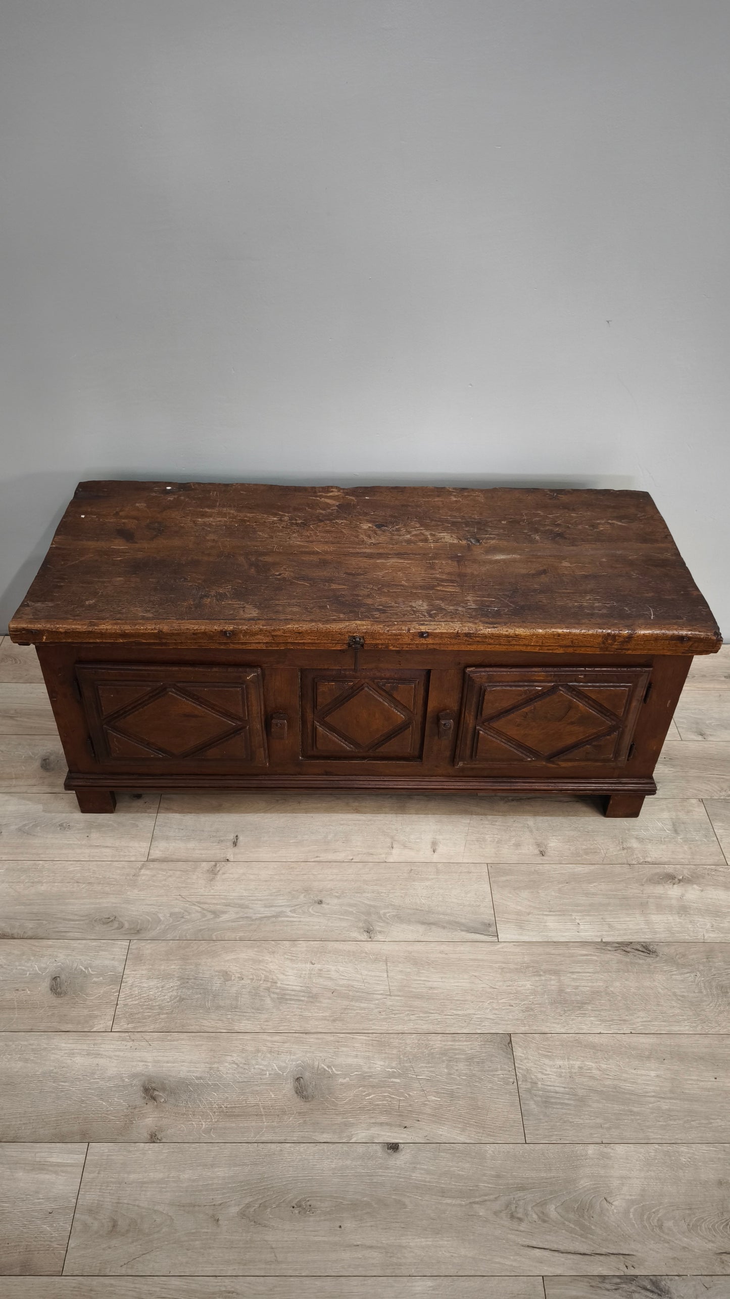 86857 Cassapanca in legno stile arte povera con due sportelli frontali