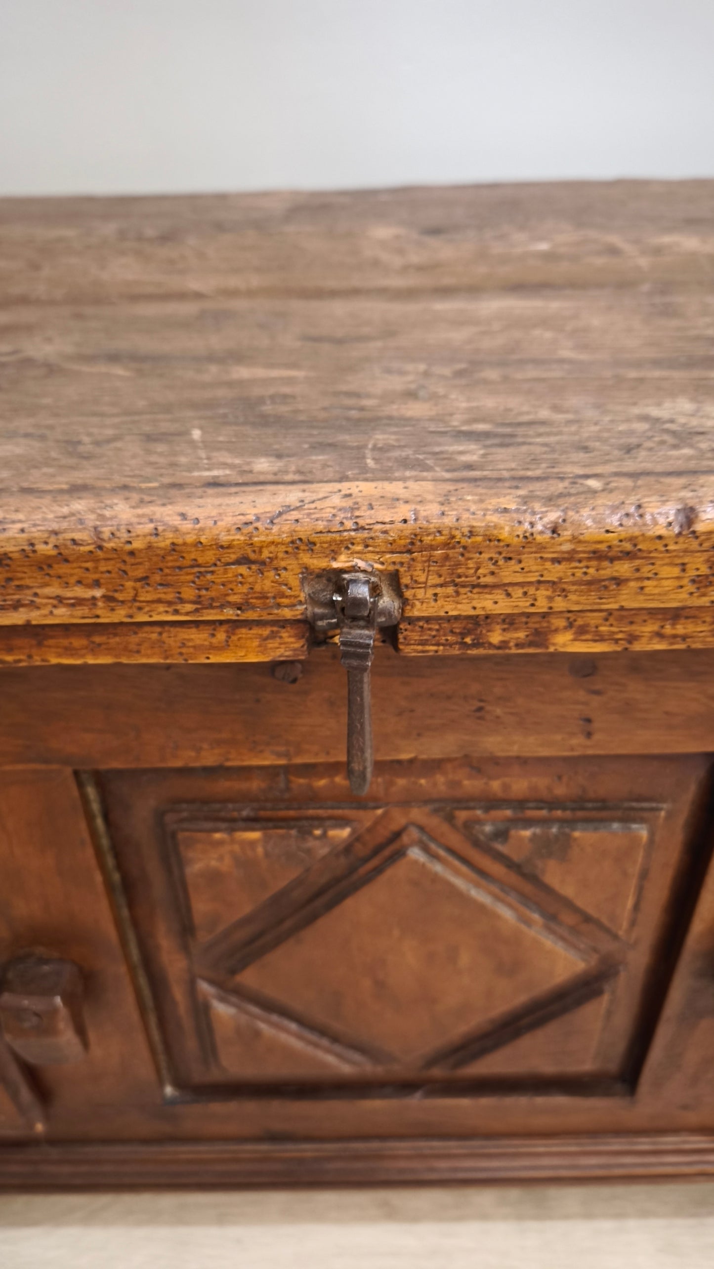 86857 Cassapanca in legno stile arte povera con due sportelli frontali
