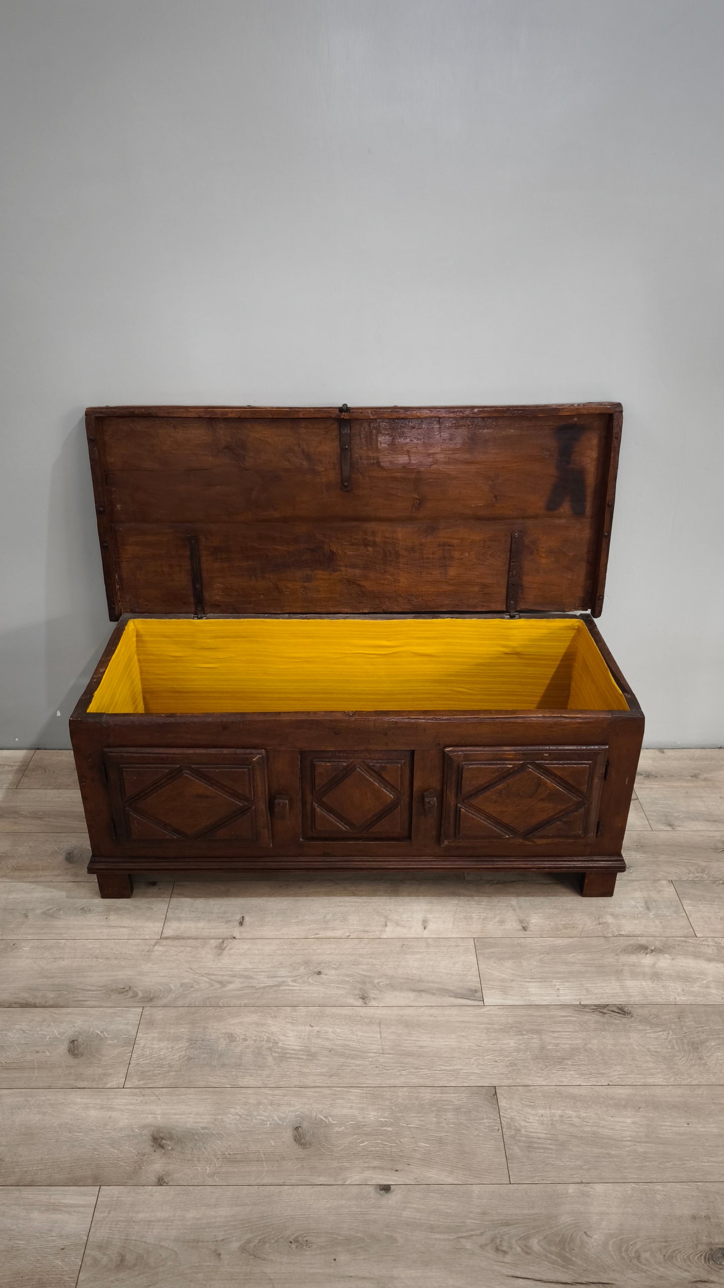 86857 Cassapanca in legno stile arte povera con due sportelli frontali