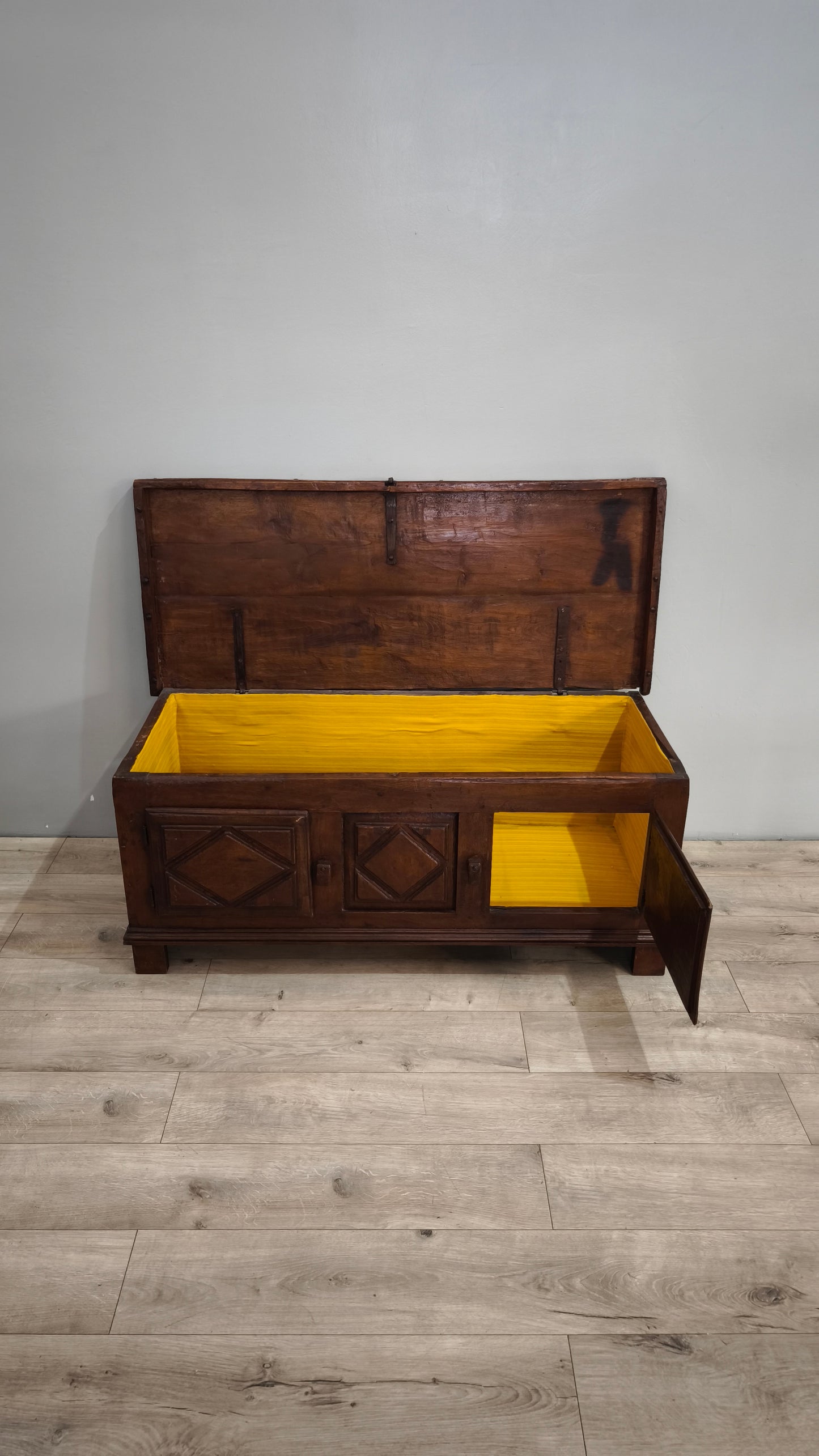 86857 Cassapanca in legno stile arte povera con due sportelli frontali