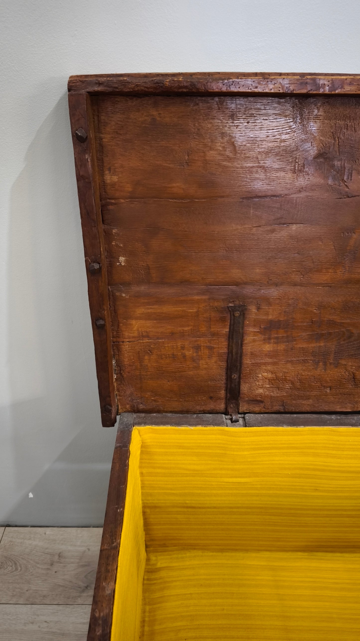 86857 Cassapanca in legno stile arte povera con due sportelli frontali