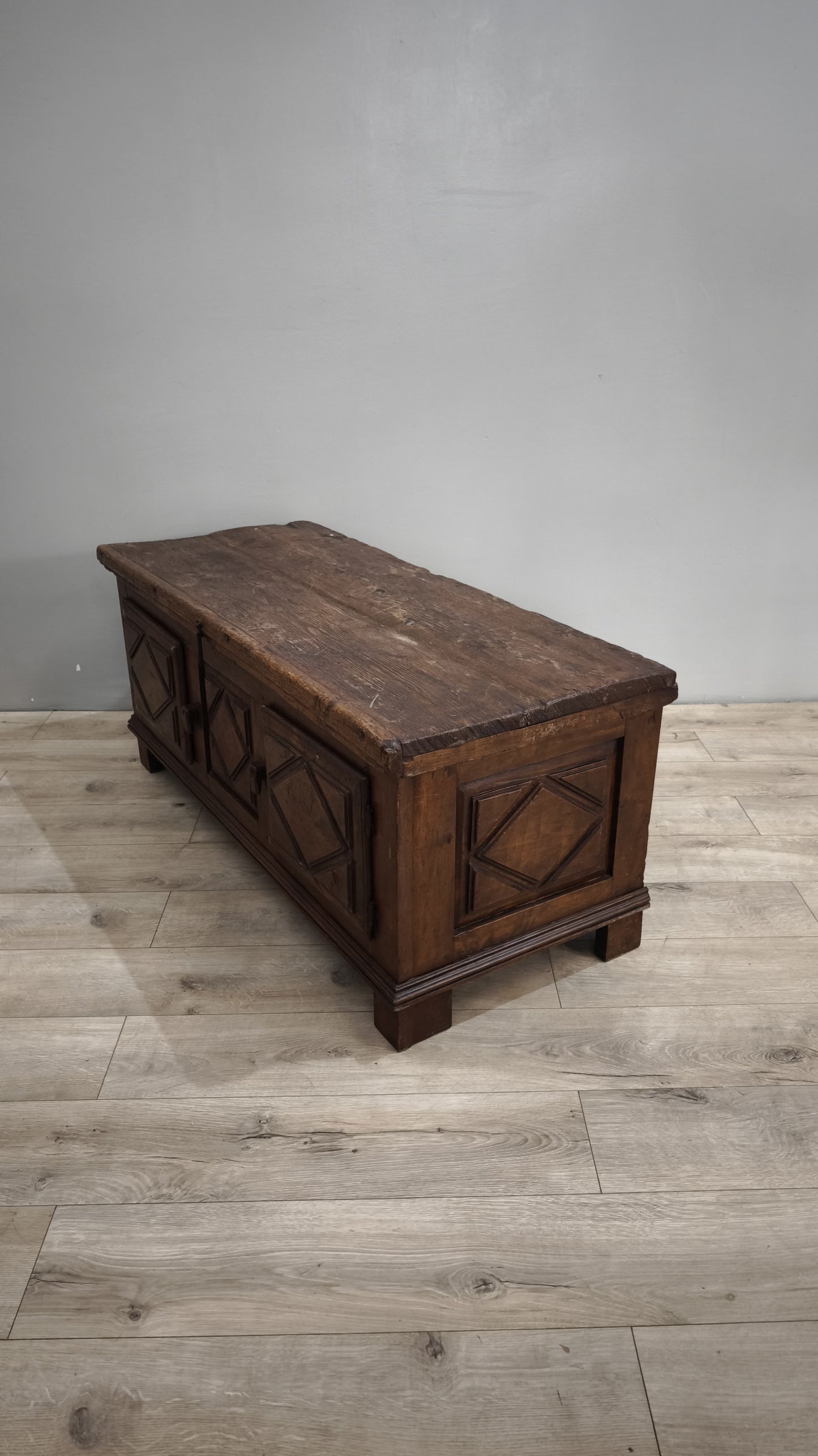 86857 Cassapanca in legno stile arte povera con due sportelli frontali
