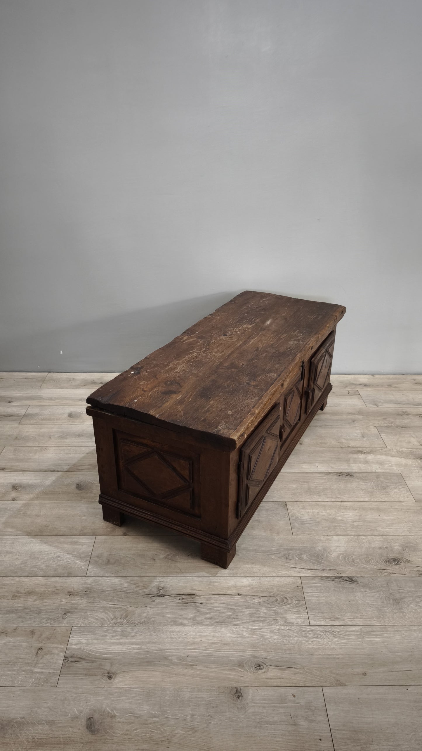 86857 Cassapanca in legno stile arte povera con due sportelli frontali