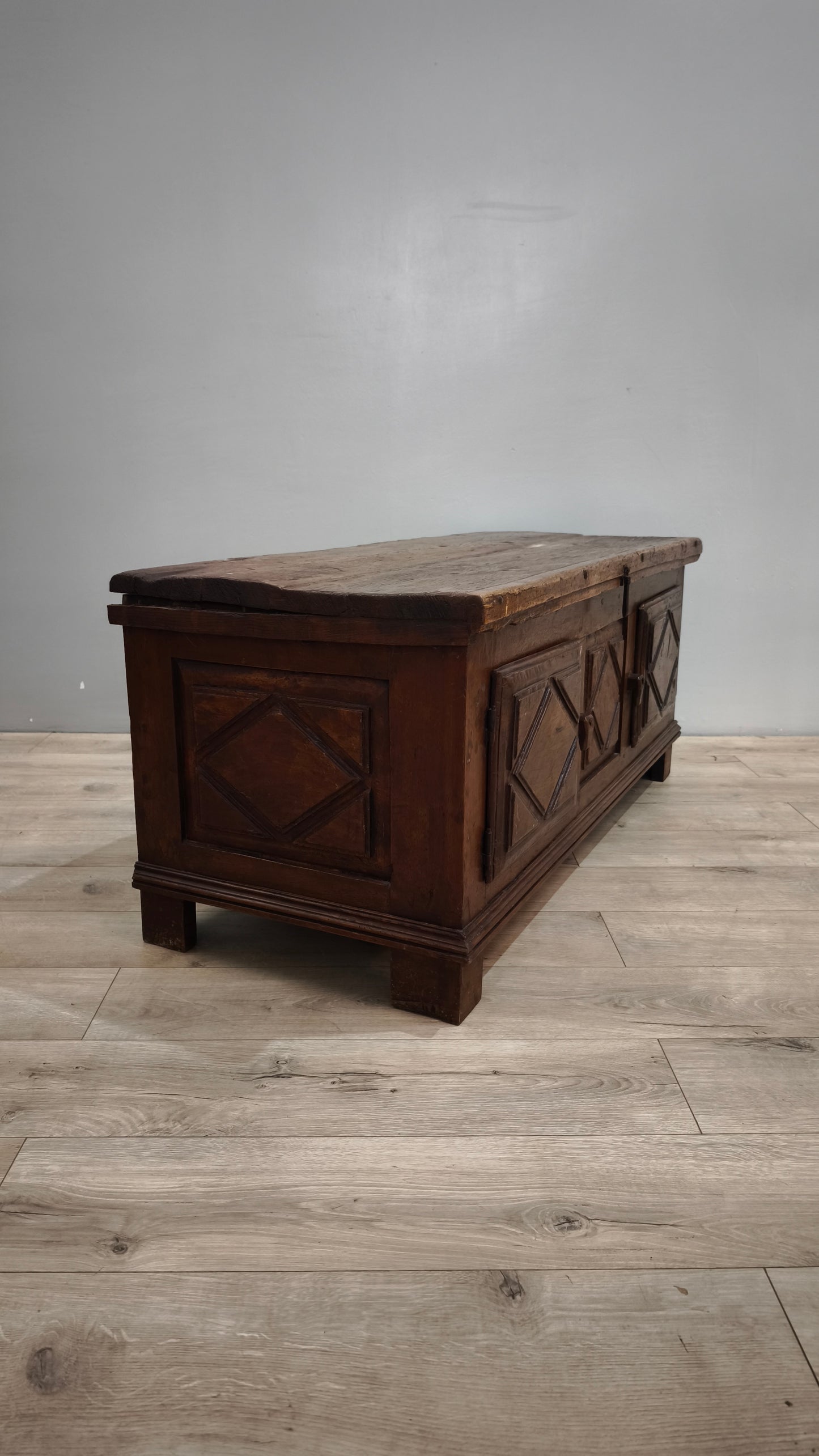 86857 Cassapanca in legno stile arte povera con due sportelli frontali