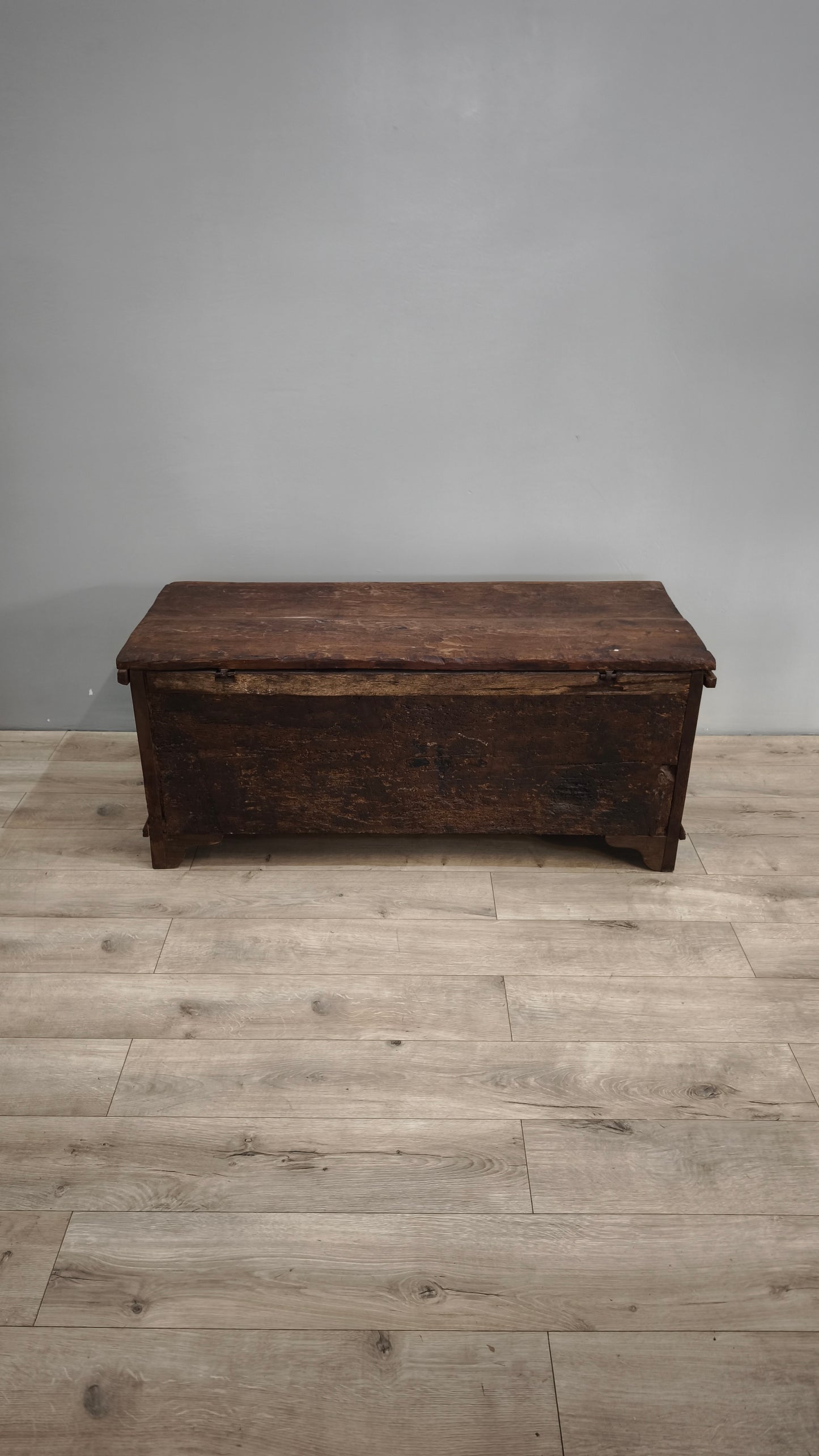 86857 Cassapanca in legno stile arte povera con due sportelli frontali