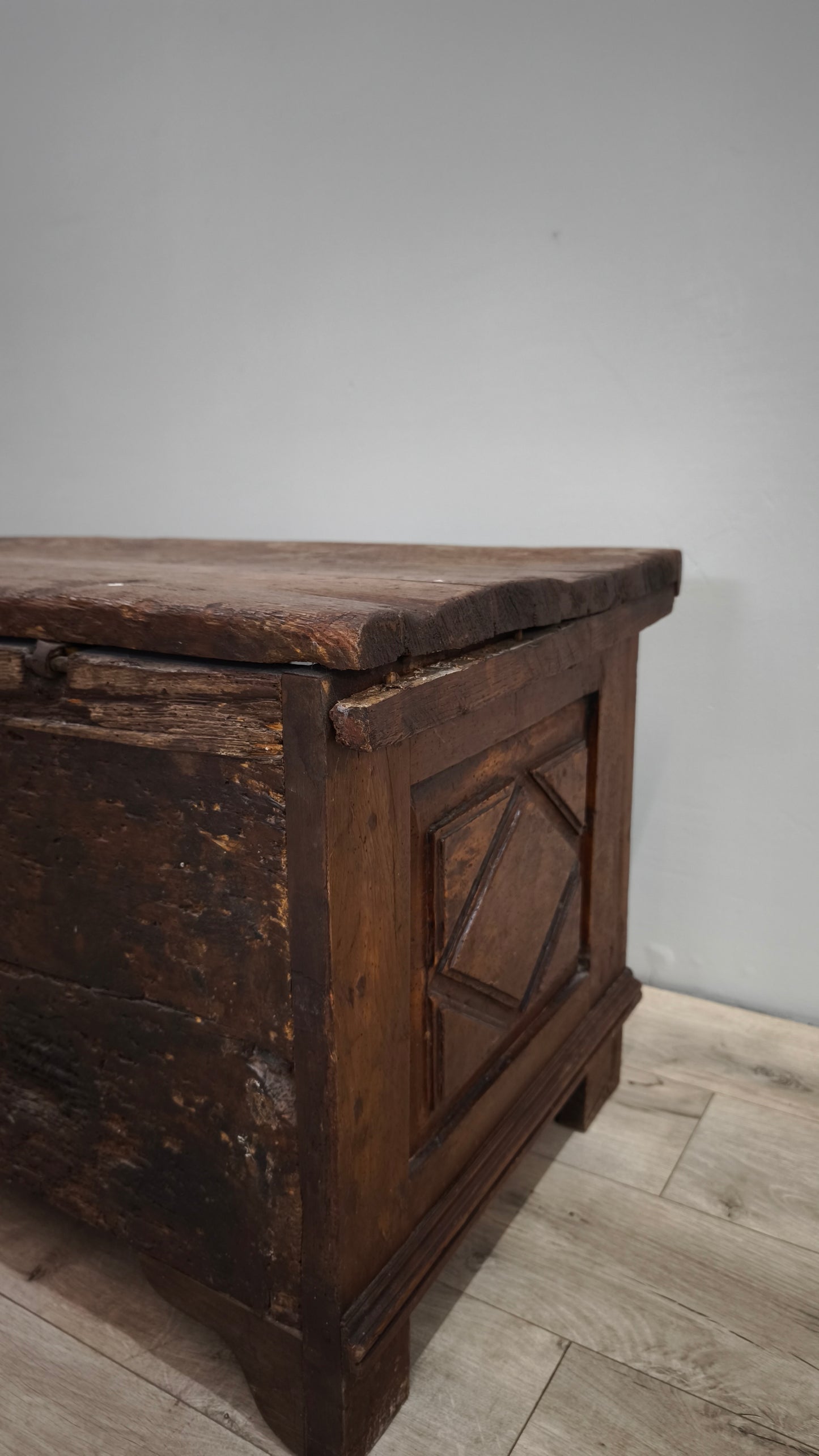 86857 Cassapanca in legno stile arte povera con due sportelli frontali