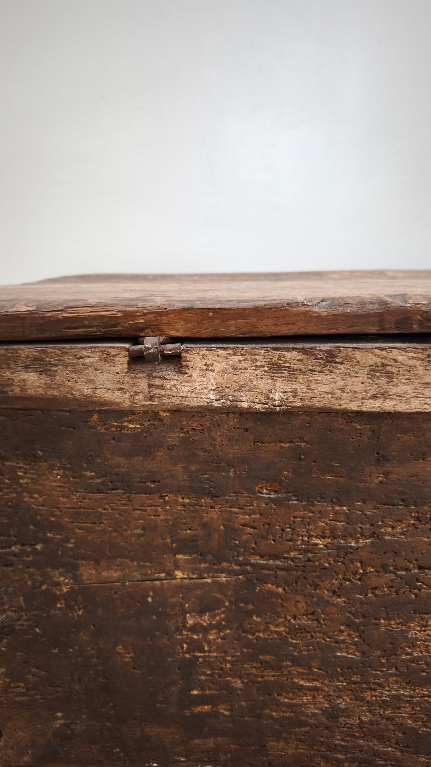 86857 Cassapanca in legno stile arte povera con due sportelli frontali