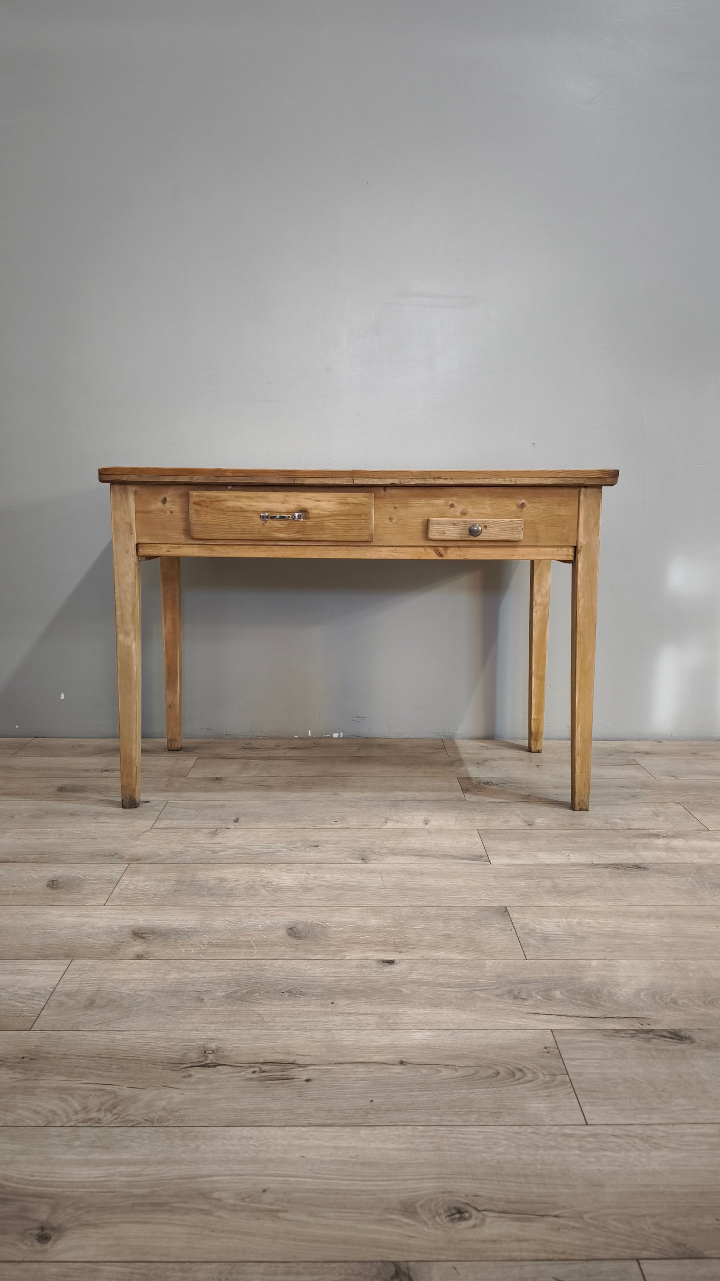 86860 Tavolo da cucina in legno grezzo con spianatoia e mattarello