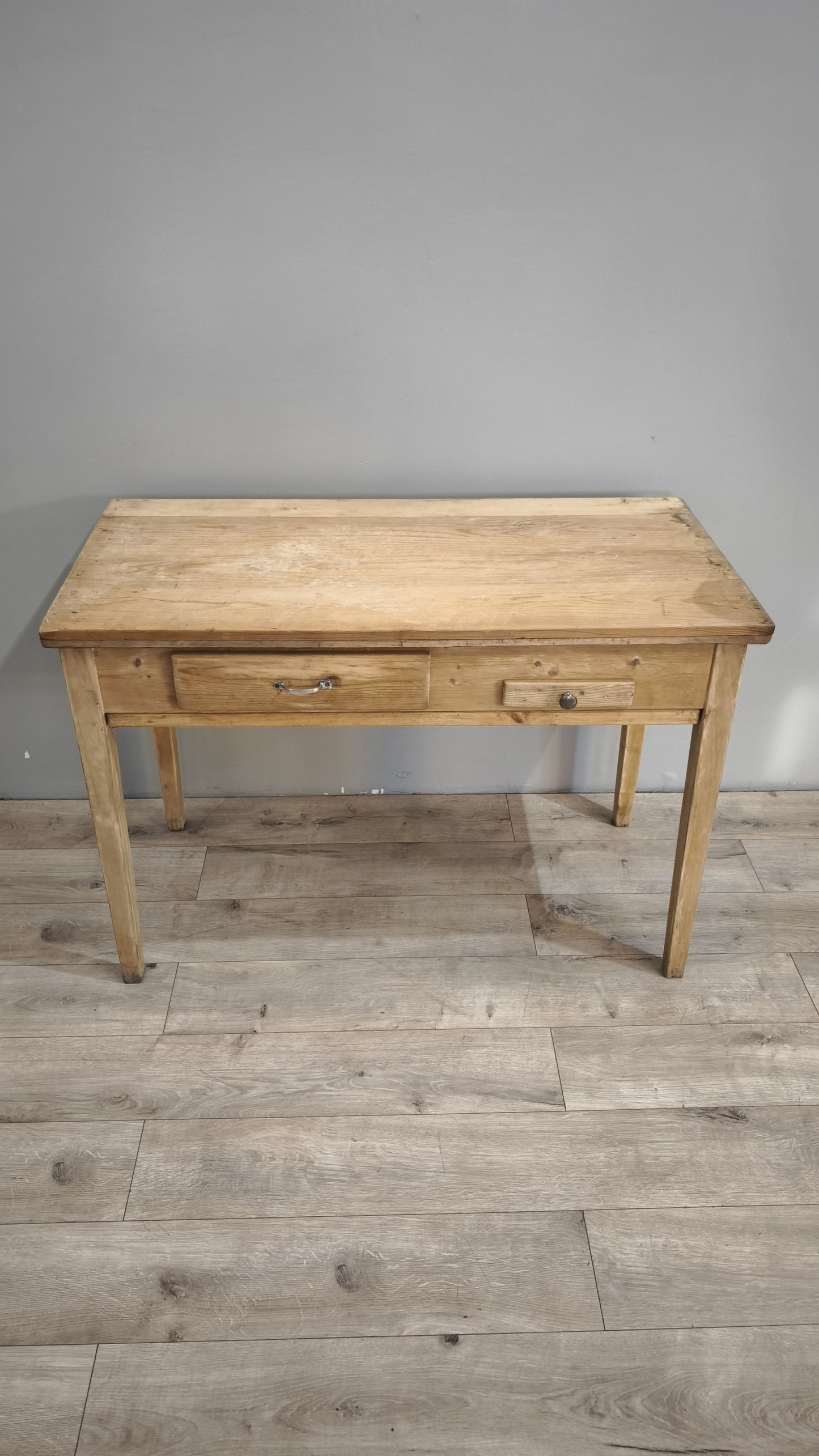 86860 Tavolo da cucina in legno grezzo con spianatoia e mattarello