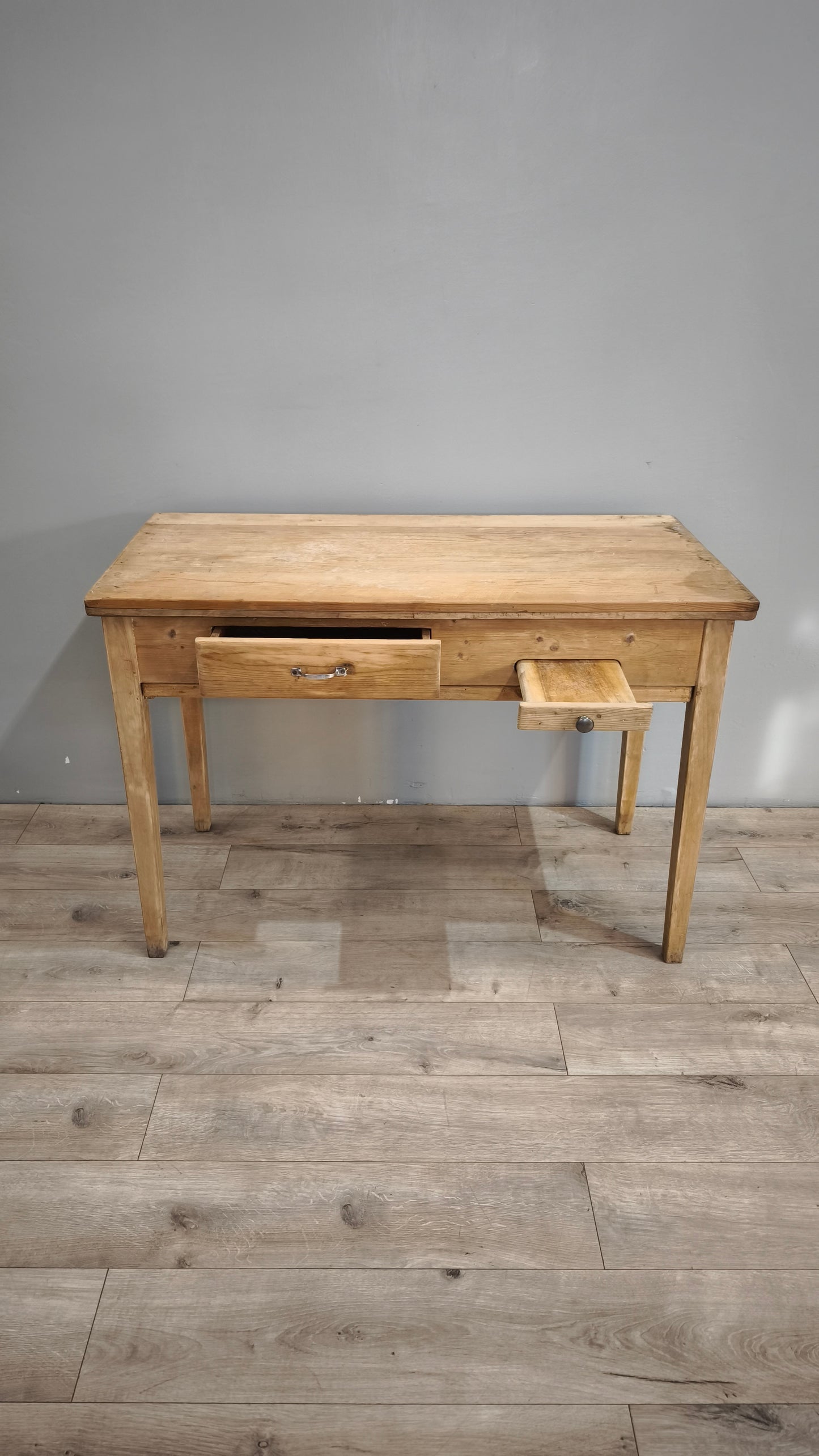 86860 Tavolo da cucina in legno grezzo con spianatoia e mattarello