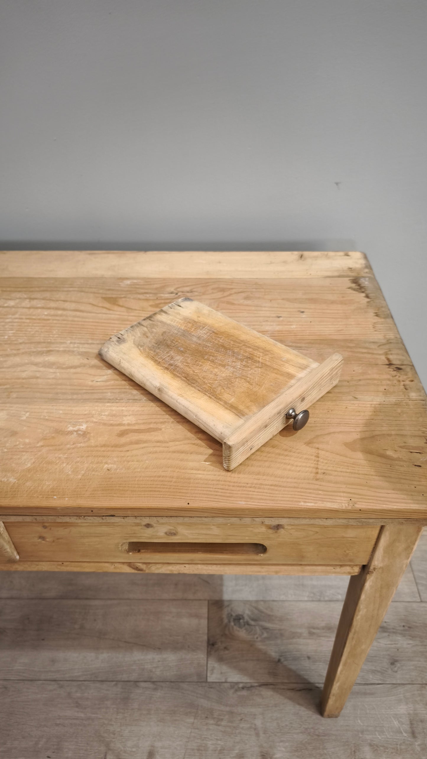 86860 Tavolo da cucina in legno grezzo con spianatoia e mattarello