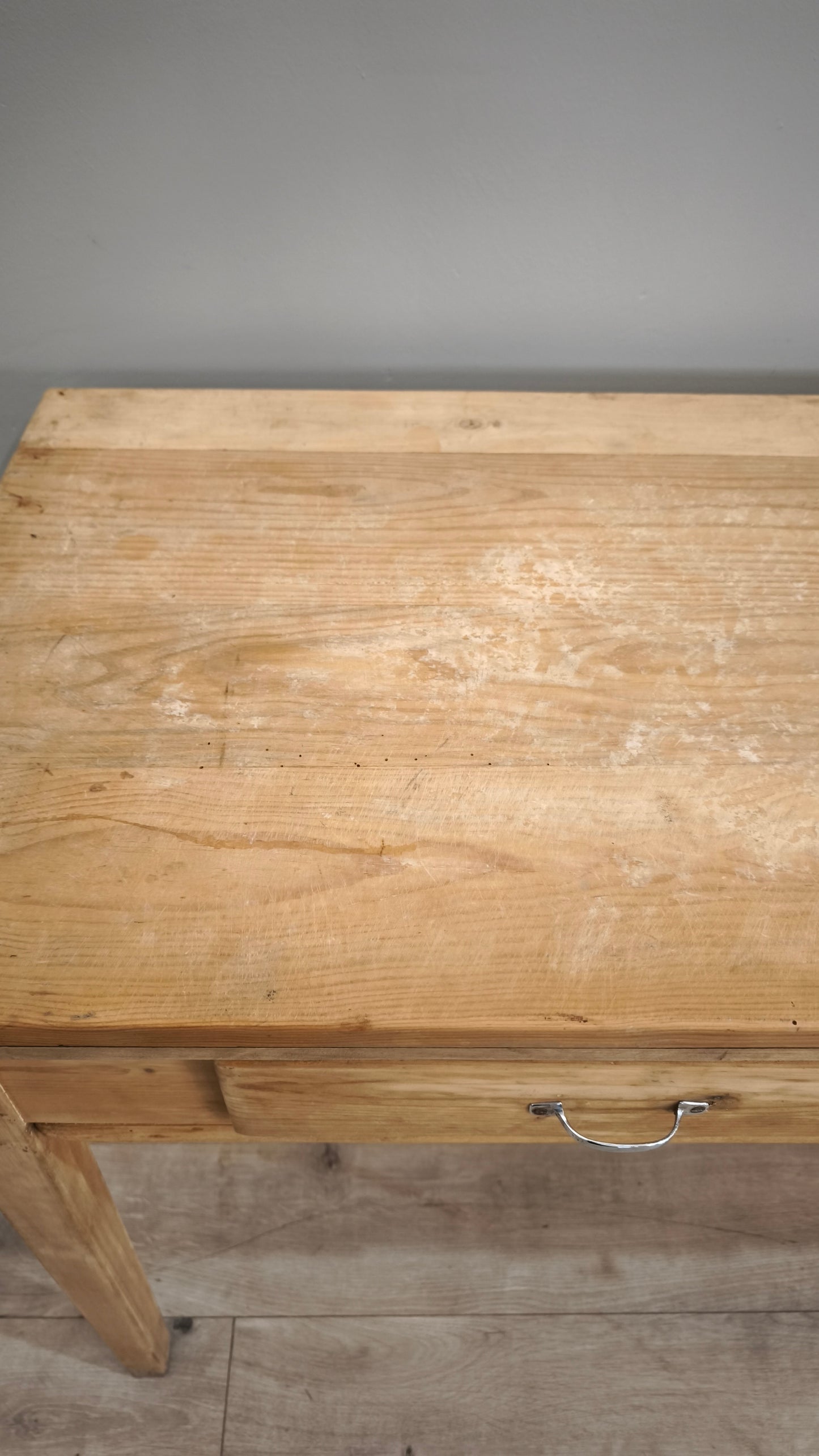 86860 Tavolo da cucina in legno grezzo con spianatoia e mattarello