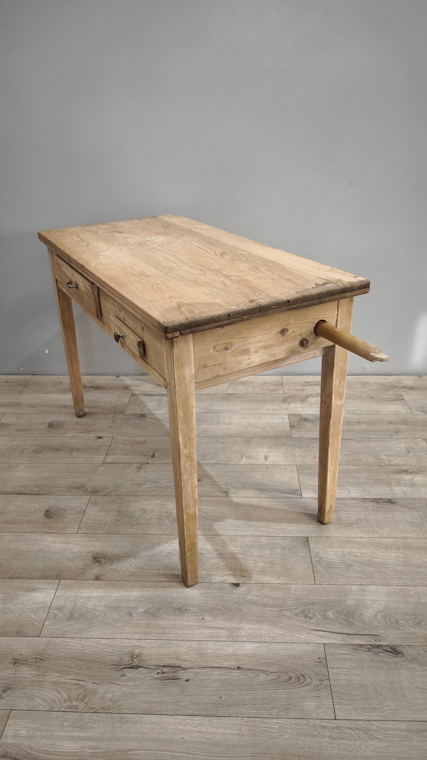 86860 Tavolo da cucina in legno grezzo con spianatoia e mattarello