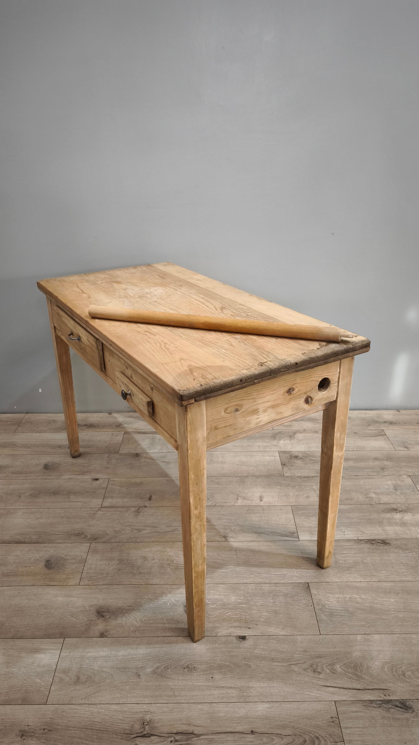 86860 Tavolo da cucina in legno grezzo con spianatoia e mattarello