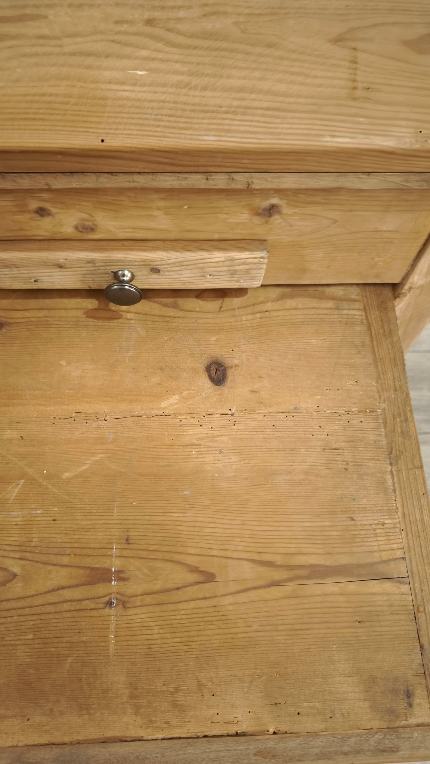 86860 Tavolo da cucina in legno grezzo con spianatoia e mattarello