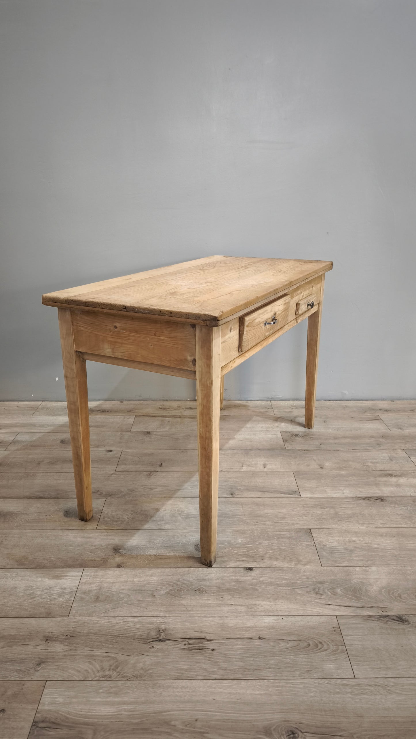 86860 Tavolo da cucina in legno grezzo con spianatoia e mattarello