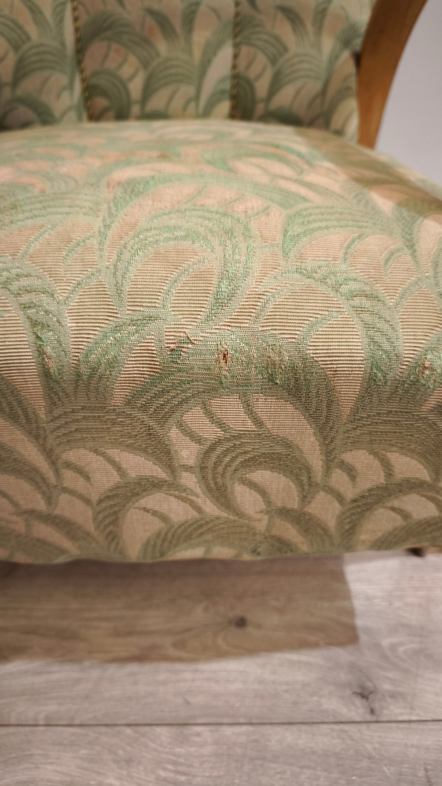 86881 Poltrona déco con struttura in legno e tappezzeria verde