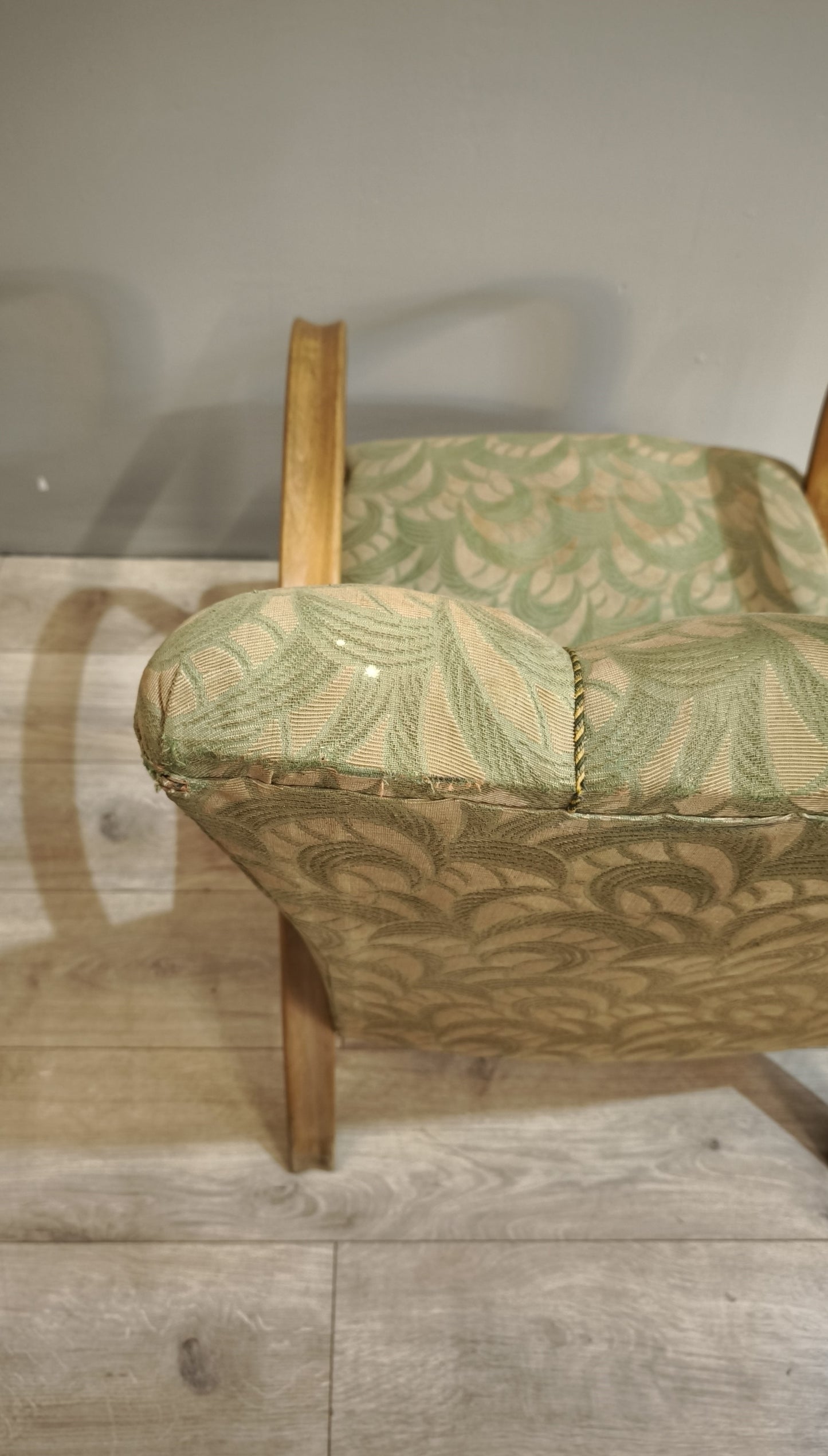 86881 Poltrona déco con struttura in legno e tappezzeria verde